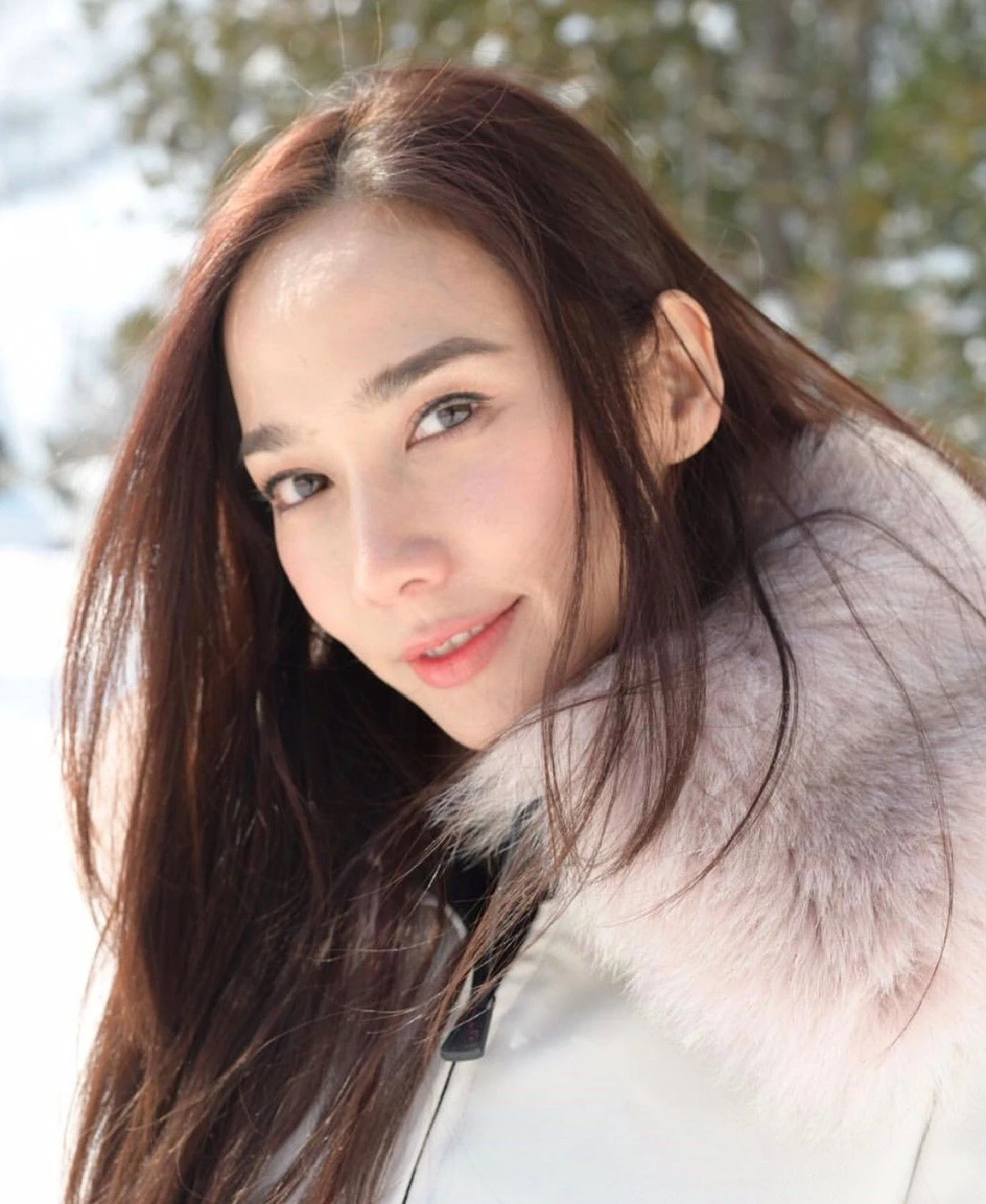 สวยครบจบที่แม่! อั้ม พัชราภา แต่งหน้าเบาๆจัดลุคสวยสดใสไปเล่นสกี