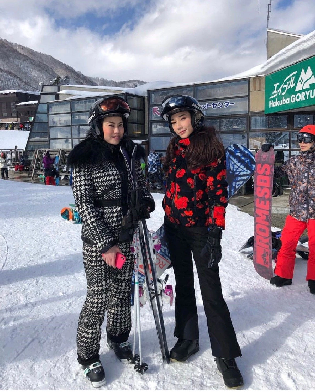 สวยครบจบที่แม่! อั้ม พัชราภา แต่งหน้าเบาๆจัดลุคสวยสดใสไปเล่นสกี