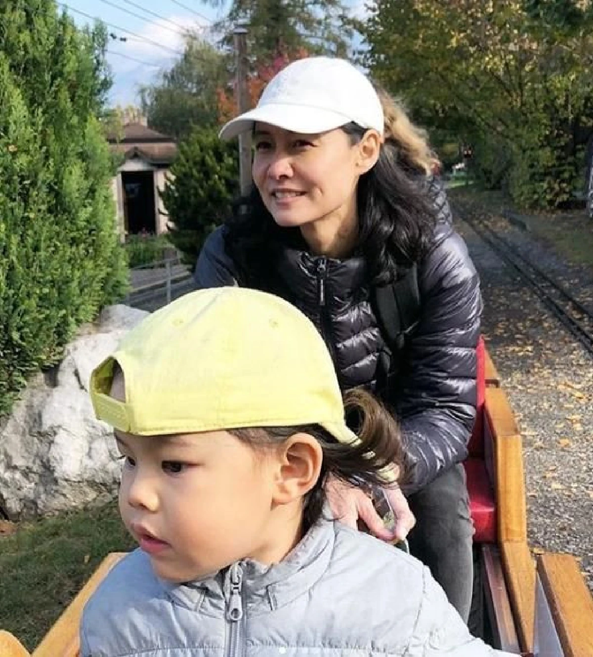 ออร่านายใหญ่มาแต่เด็ก! "เอ๊ะ ศศิกานต์” พาลูกชาย “น้องโรนิน"ตรวจธุรกิจโรงงานผลิตซอสปรุงรส