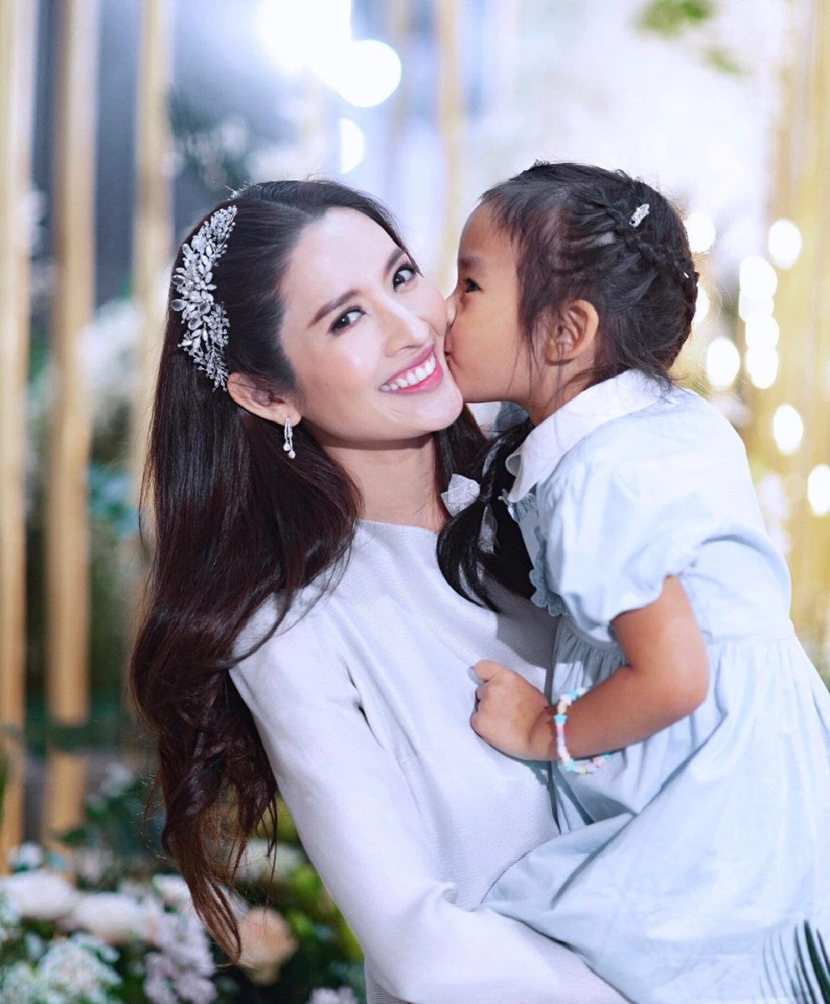 น่ารักใครๆก็เอ็นดู ! น้องปีใหม่ ร่วมเฟรมลุงป้าในวงการบันเทิง