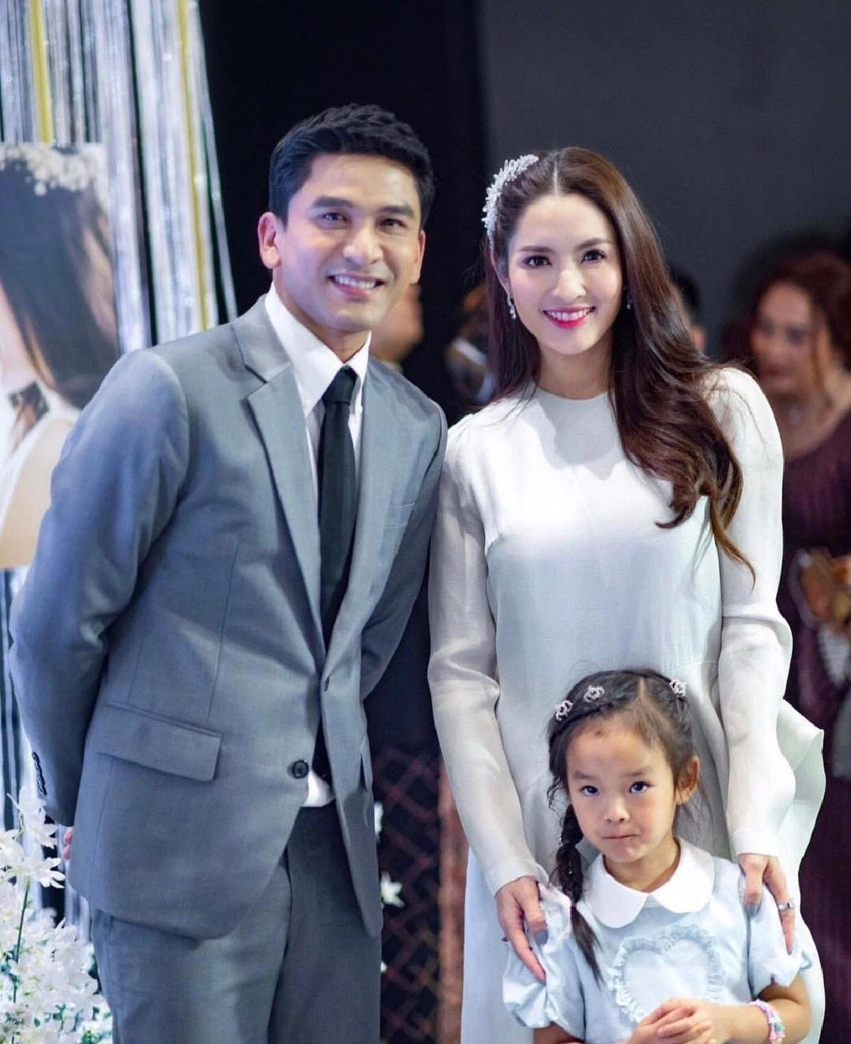 น่ารักใครๆก็เอ็นดู ! น้องปีใหม่ ร่วมเฟรมลุงป้าในวงการบันเทิง