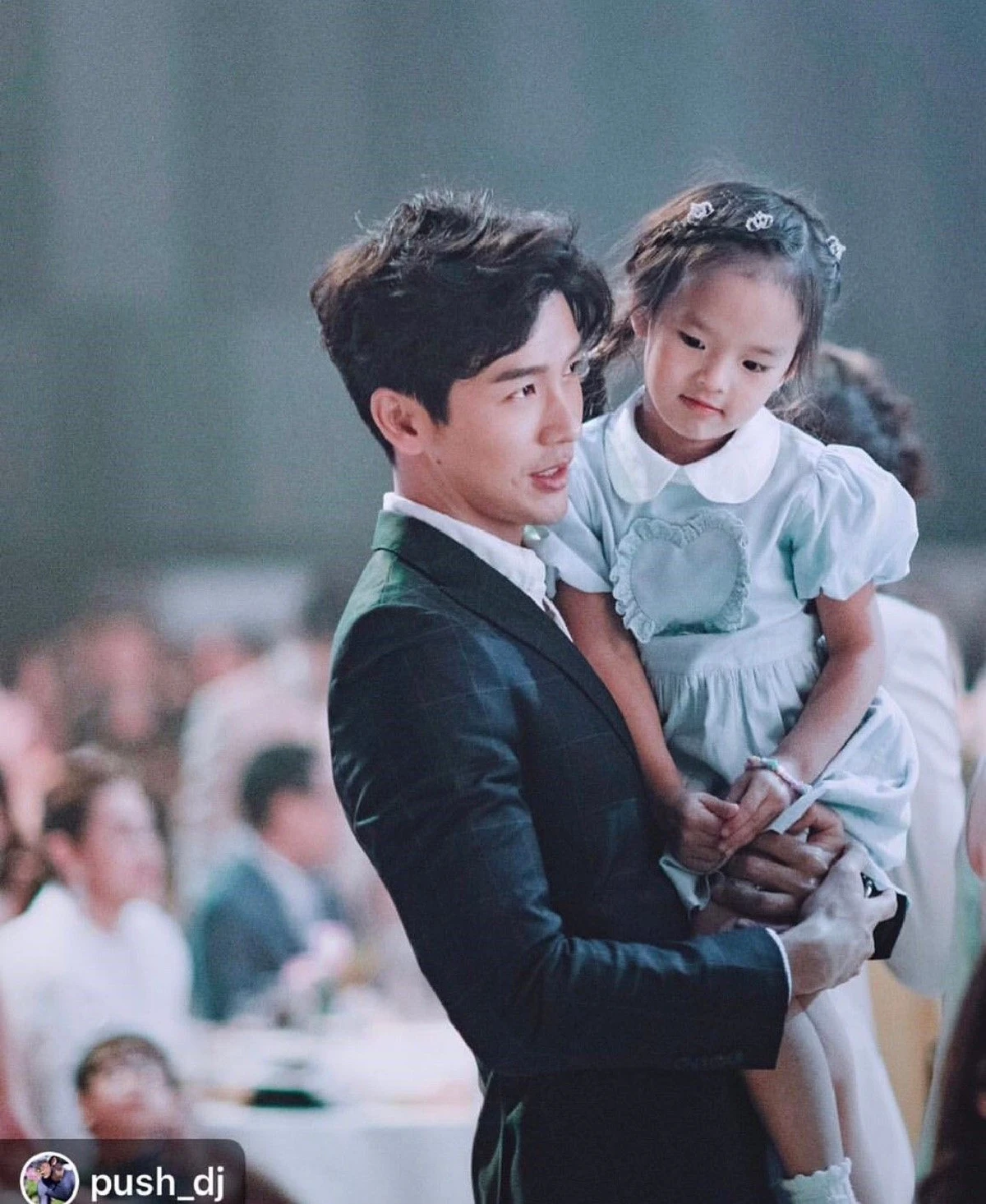 น่ารักใครๆก็เอ็นดู ! น้องปีใหม่ ร่วมเฟรมลุงป้าในวงการบันเทิง