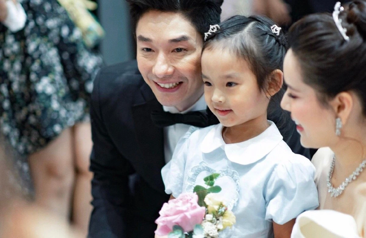 น่ารักใครๆก็เอ็นดู ! น้องปีใหม่ ร่วมเฟรมลุงป้าในวงการบันเทิง