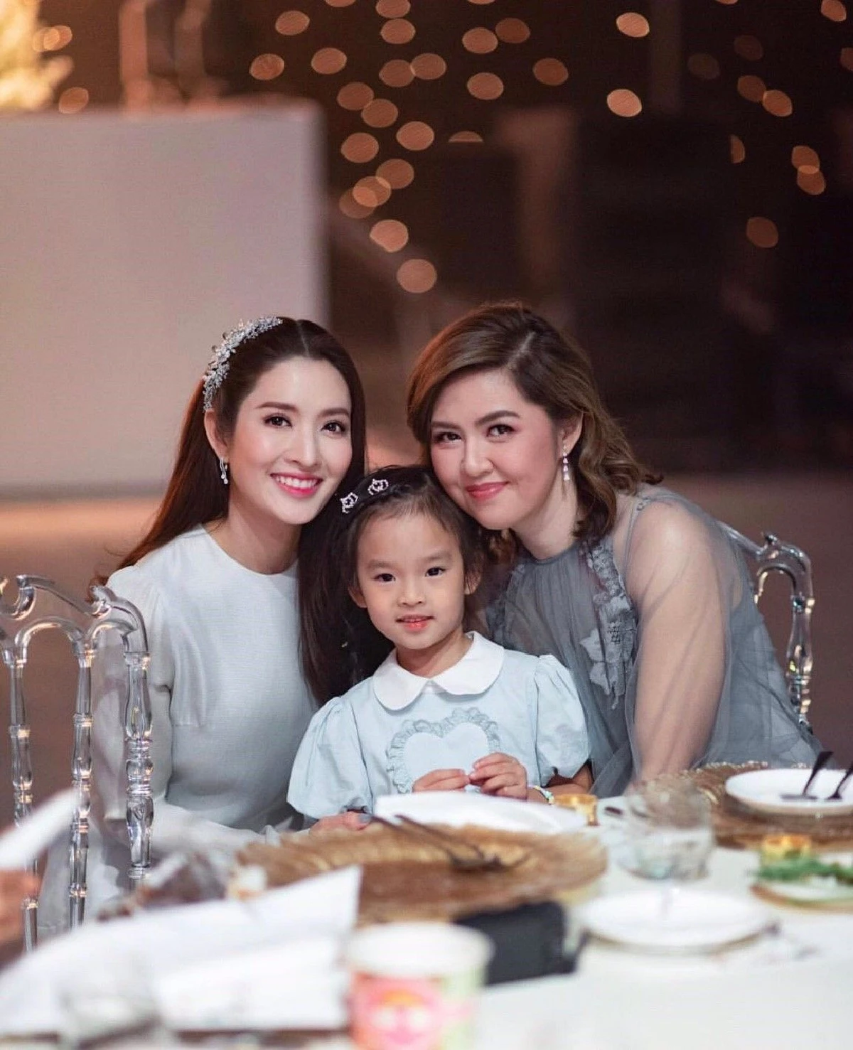 น่ารักใครๆก็เอ็นดู ! น้องปีใหม่ ร่วมเฟรมลุงป้าในวงการบันเทิง