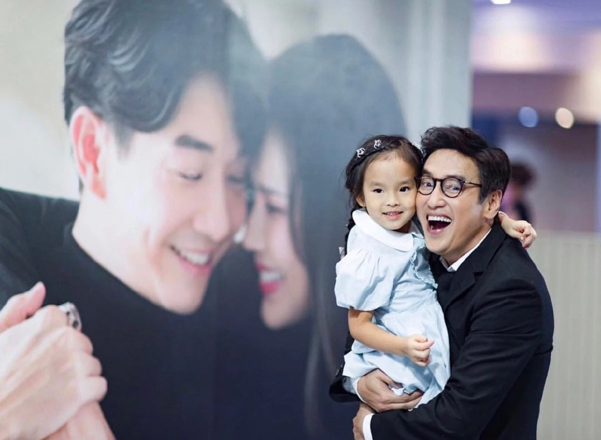 น่ารักใครๆก็เอ็นดู ! น้องปีใหม่ ร่วมเฟรมลุงป้าในวงการบันเทิง