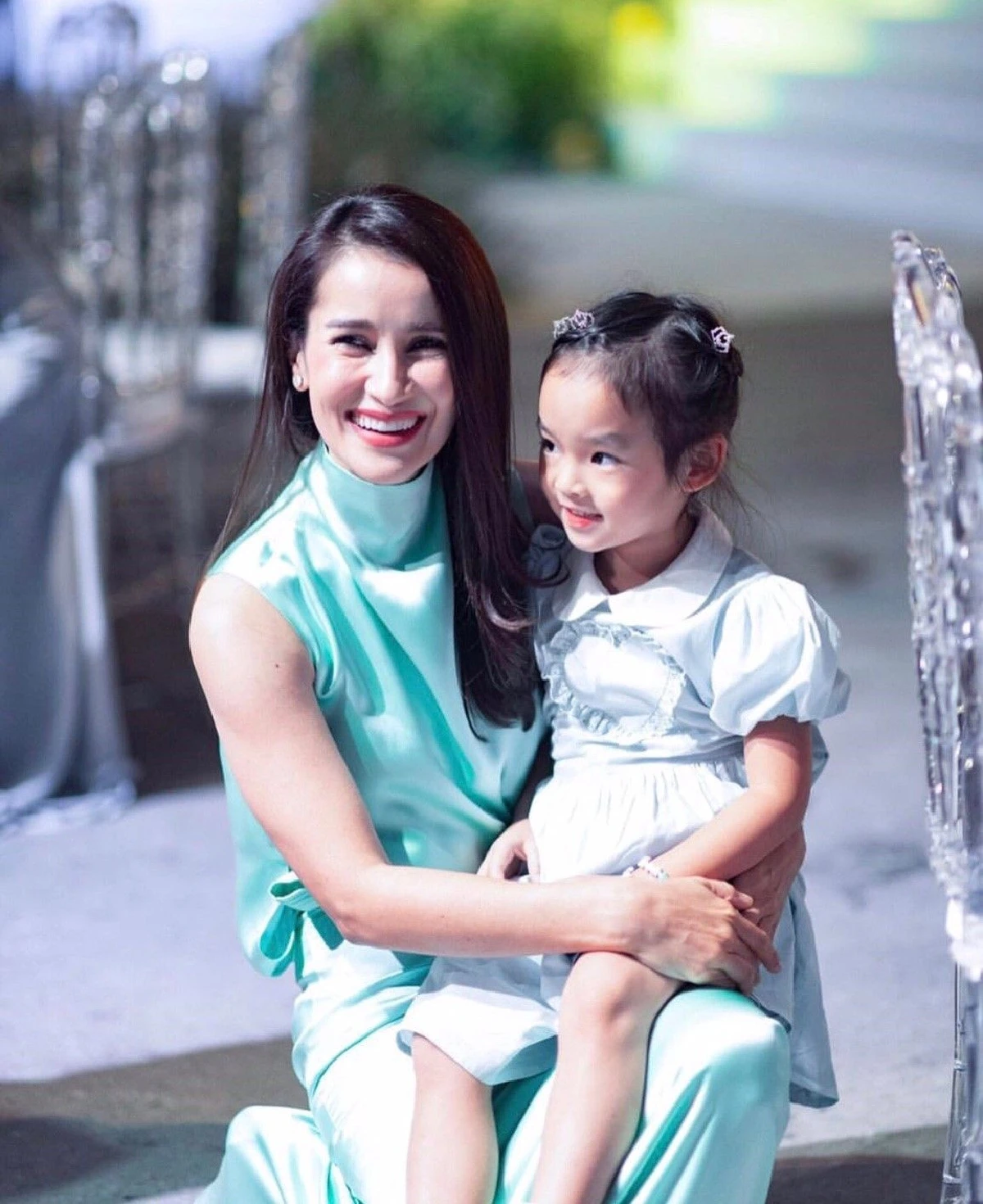 น่ารักใครๆก็เอ็นดู ! น้องปีใหม่ ร่วมเฟรมลุงป้าในวงการบันเทิง