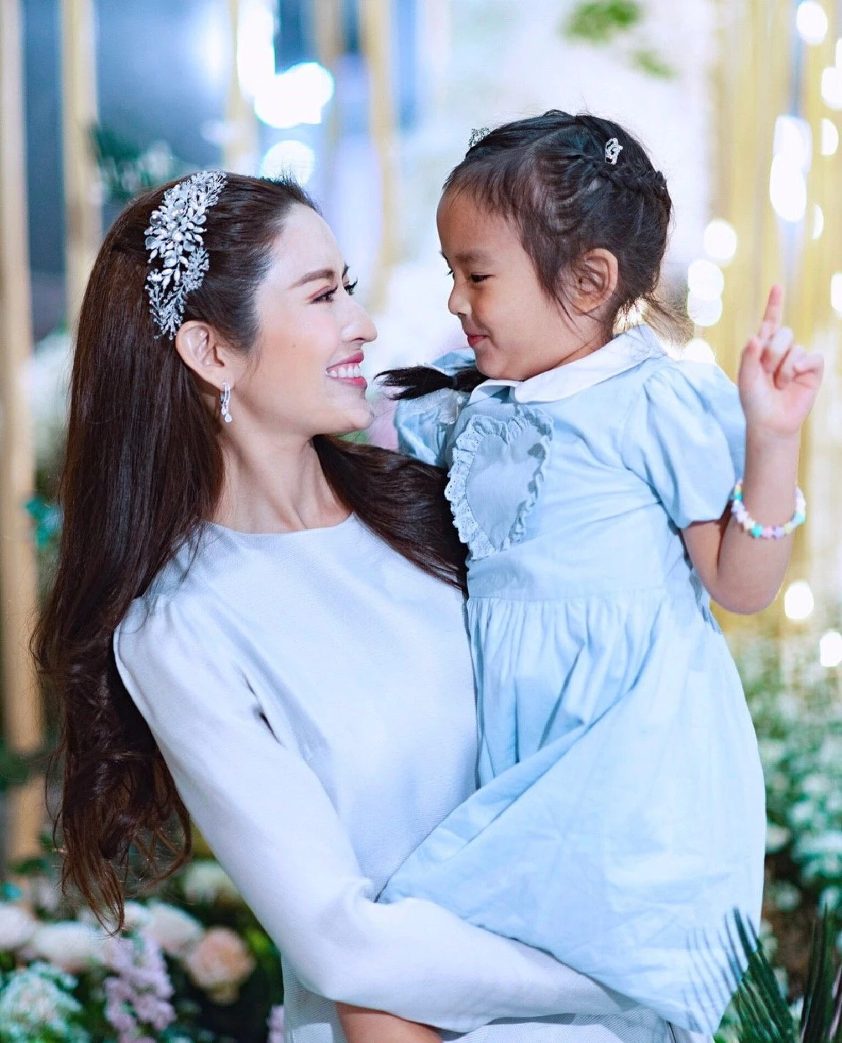 น่ารักใครๆก็เอ็นดู ! น้องปีใหม่ ร่วมเฟรมลุงป้าในวงการบันเทิง