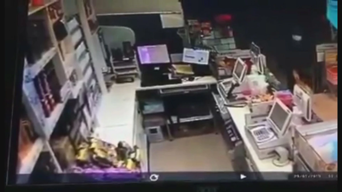 ชีวิตเสี่ยงภัยพนักงานร้านสะดวกซื้อถูกโจรจ้วงแทงเจ็บเย็บ6เข็ม