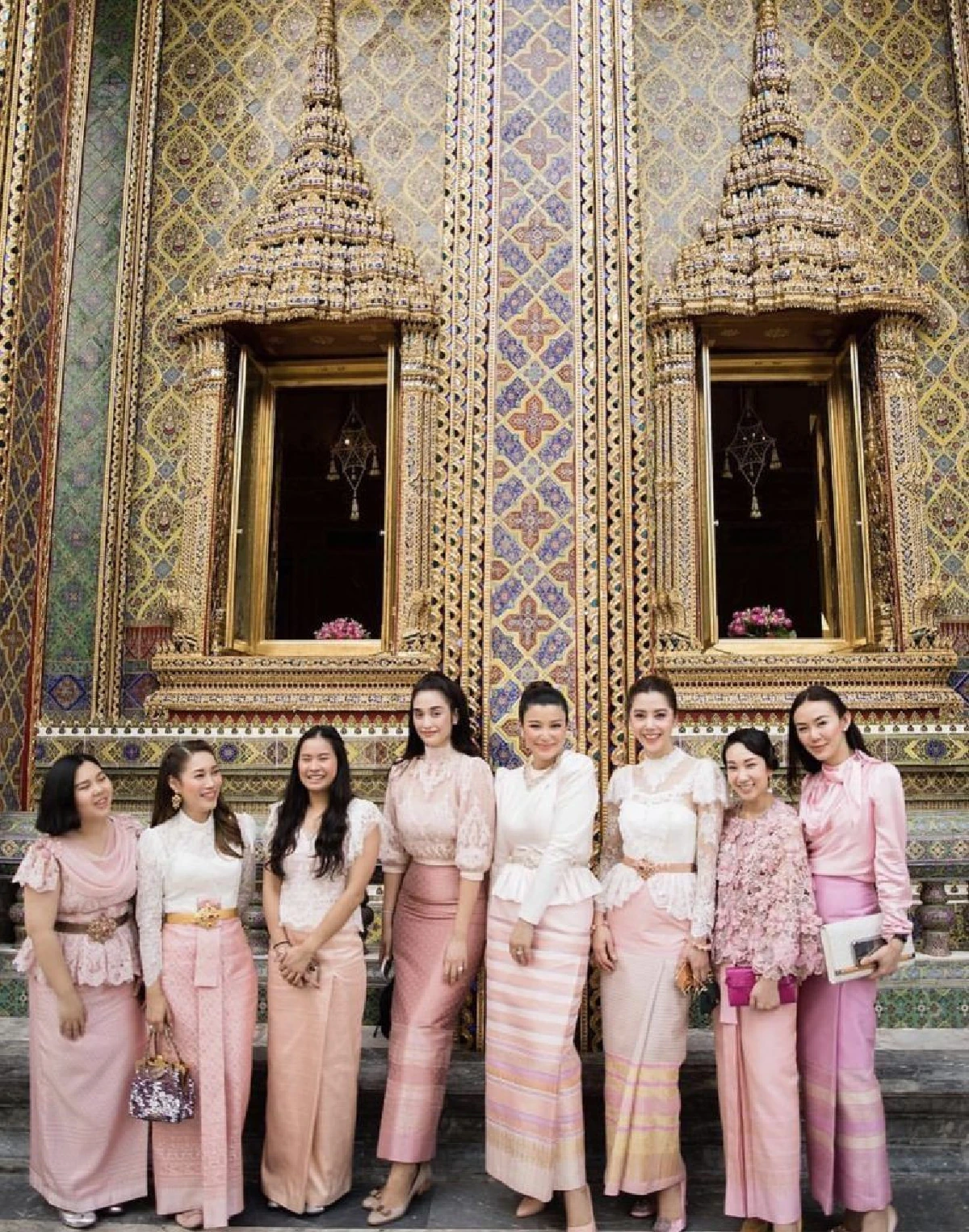 อิ่มอกอิ่มใจ! “เอมมี่ มรกต” สวมชุดไทยสวยสง่าทำบุญวันเกิดอายุครบ 35