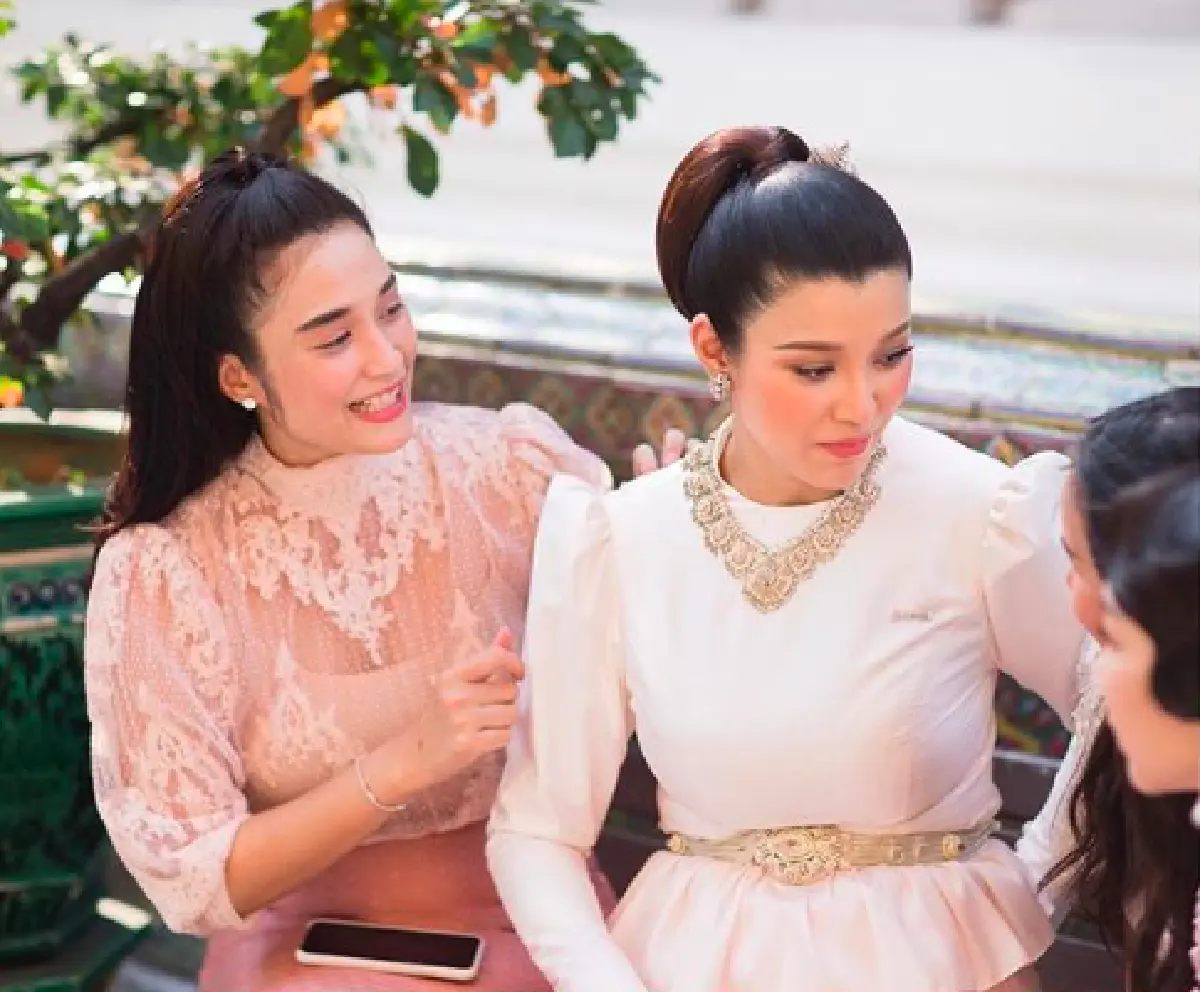 อิ่มอกอิ่มใจ! “เอมมี่ มรกต” สวมชุดไทยสวยสง่าทำบุญวันเกิดอายุครบ 35