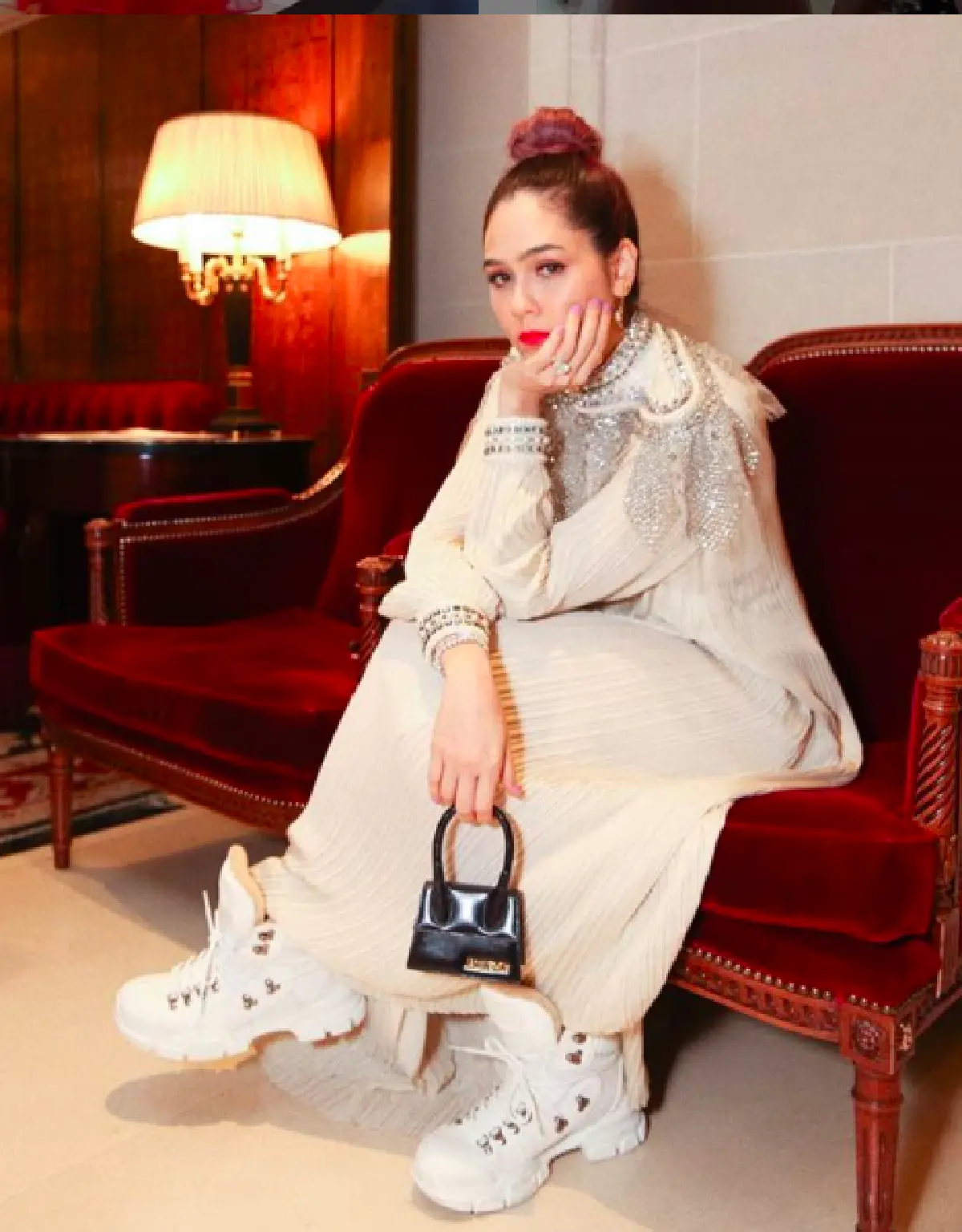 “ชมพู่ อารยา” กับแฟชั่นต้อนรับตรุษจีนสุดอลังการ เห็นแล้วต้องหันกลับมามองกันเป็นแถว