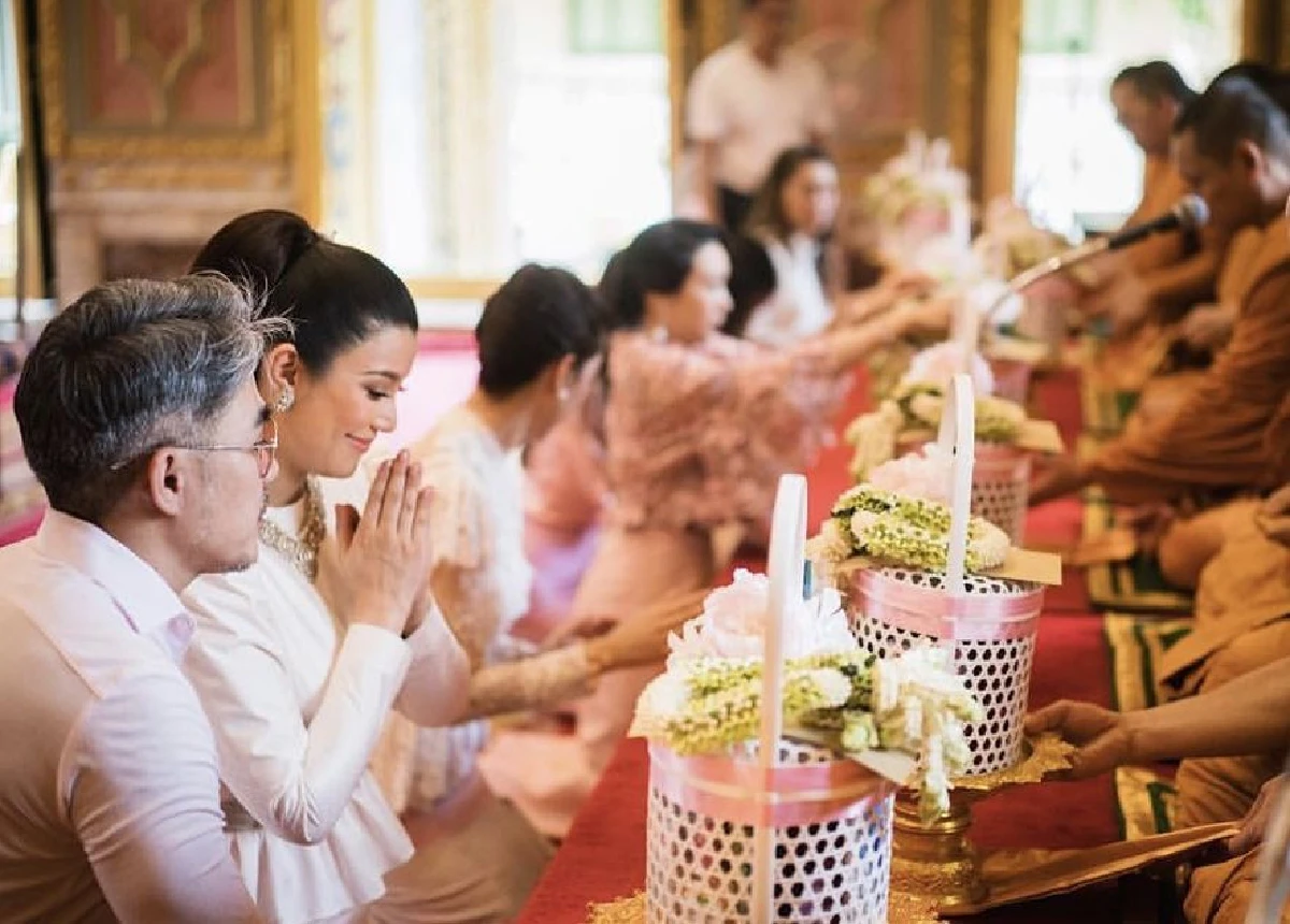 อิ่มอกอิ่มใจ! “เอมมี่ มรกต” สวมชุดไทยสวยสง่าทำบุญวันเกิดอายุครบ 35