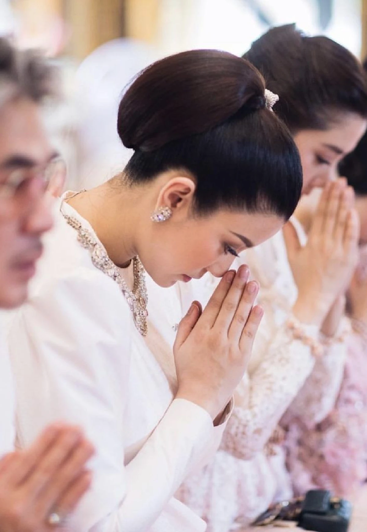 อิ่มอกอิ่มใจ! “เอมมี่ มรกต” สวมชุดไทยสวยสง่าทำบุญวันเกิดอายุครบ 35