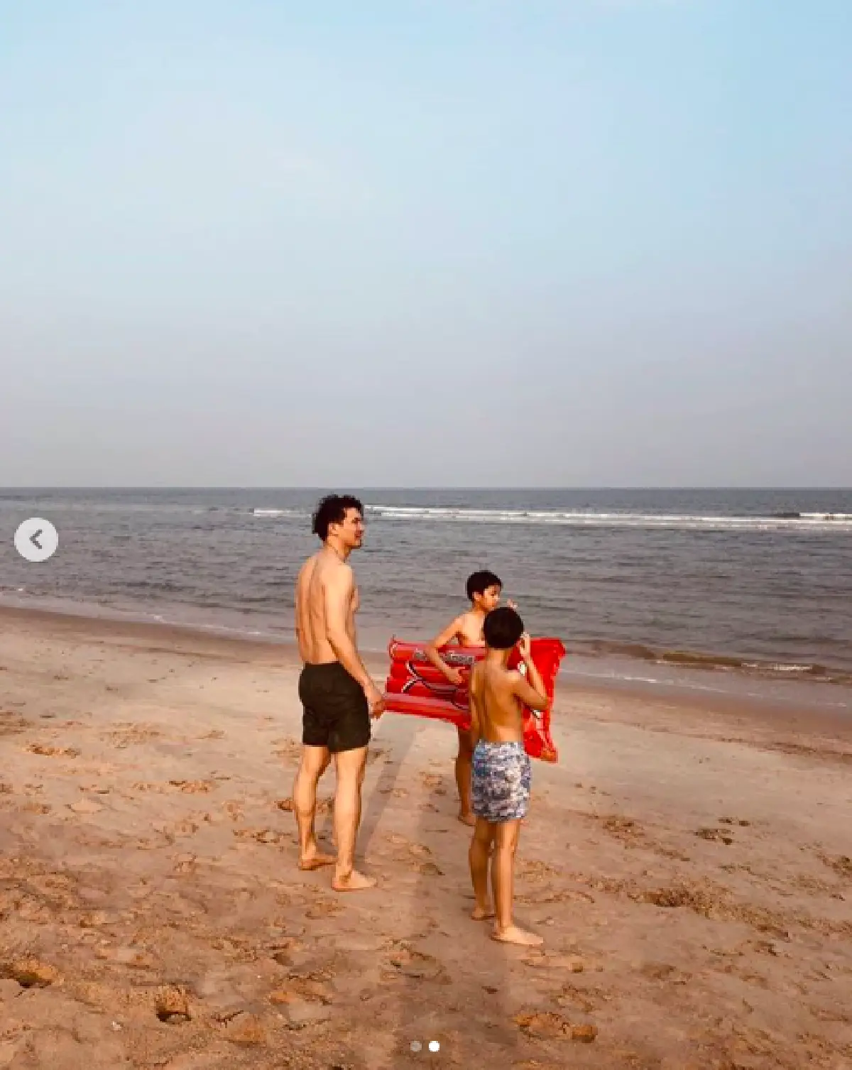 “เคน-หน่อย” พาลูกชาย “น้องคุน-น้องจุน” หนีฝุ่นพิษ PM 2.5 ไปเที่ยวทะเลชุมพร