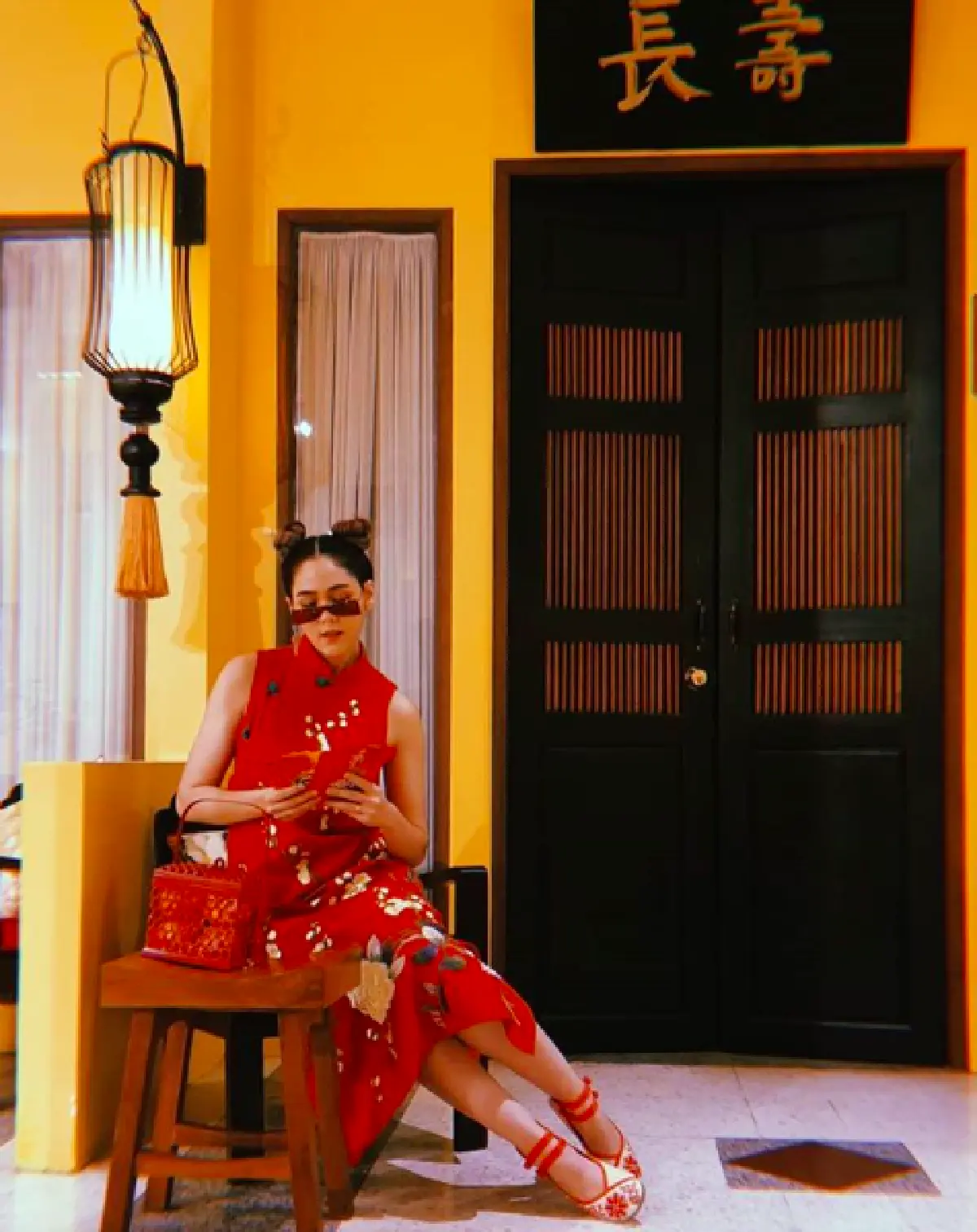 “ชมพู่ อารยา” กับแฟชั่นต้อนรับตรุษจีนสุดอลังการ เห็นแล้วต้องหันกลับมามองกันเป็นแถว