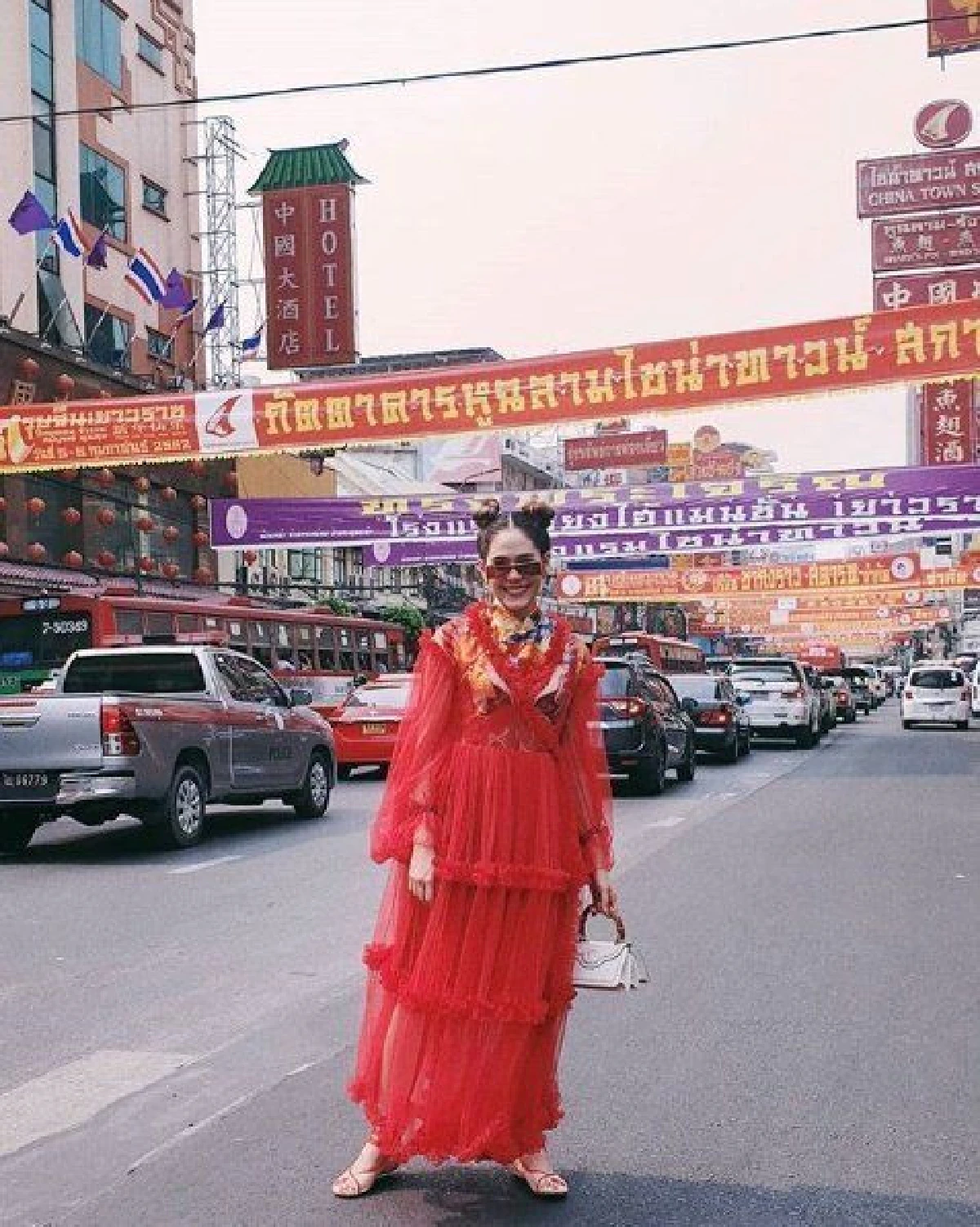 “ชมพู่ อารยา” กับแฟชั่นต้อนรับตรุษจีนสุดอลังการ เห็นแล้วต้องหันกลับมามองกันเป็นแถว