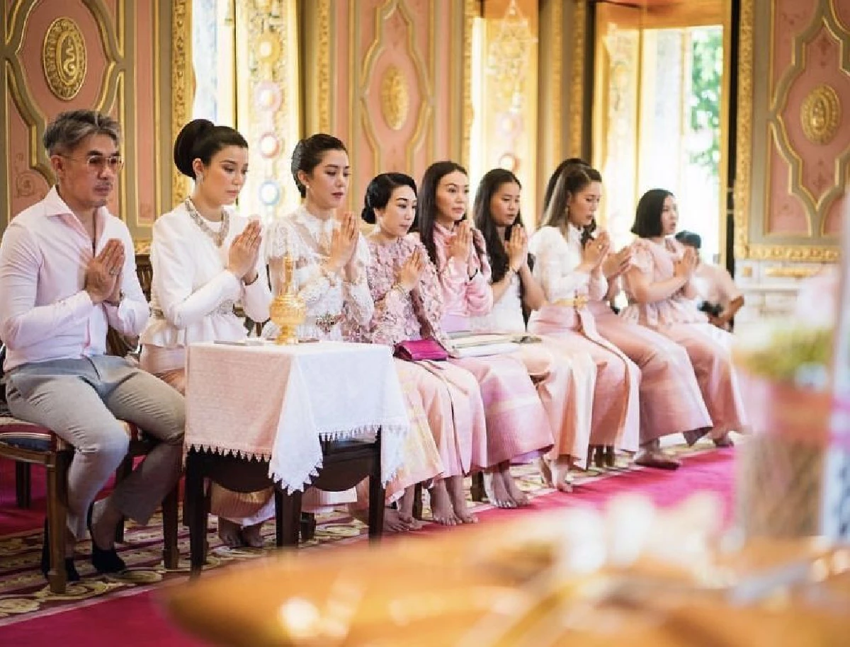 อิ่มอกอิ่มใจ! “เอมมี่ มรกต” สวมชุดไทยสวยสง่าทำบุญวันเกิดอายุครบ 35