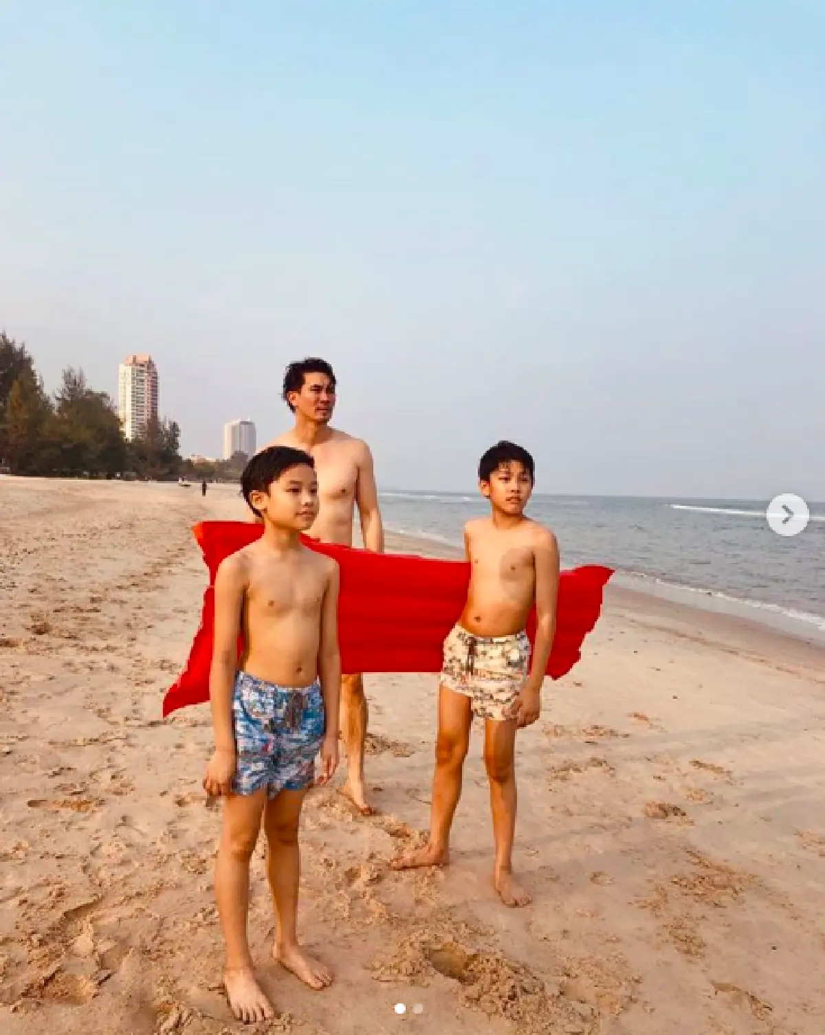 “เคน-หน่อย” พาลูกชาย “น้องคุน-น้องจุน” หนีฝุ่นพิษ PM 2.5 ไปเที่ยวทะเลชุมพร