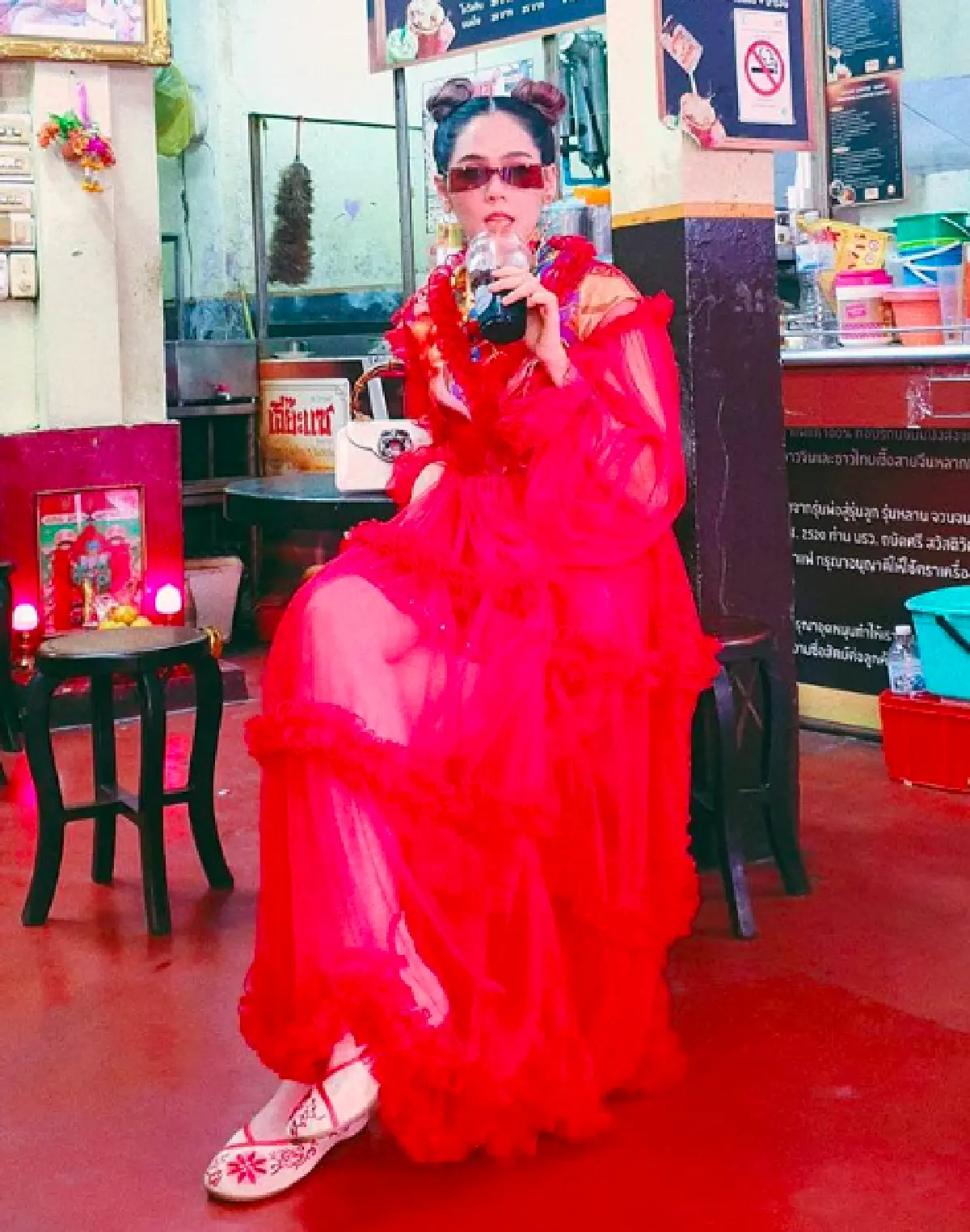 “ชมพู่ อารยา” กับแฟชั่นต้อนรับตรุษจีนสุดอลังการ เห็นแล้วต้องหันกลับมามองกันเป็นแถว