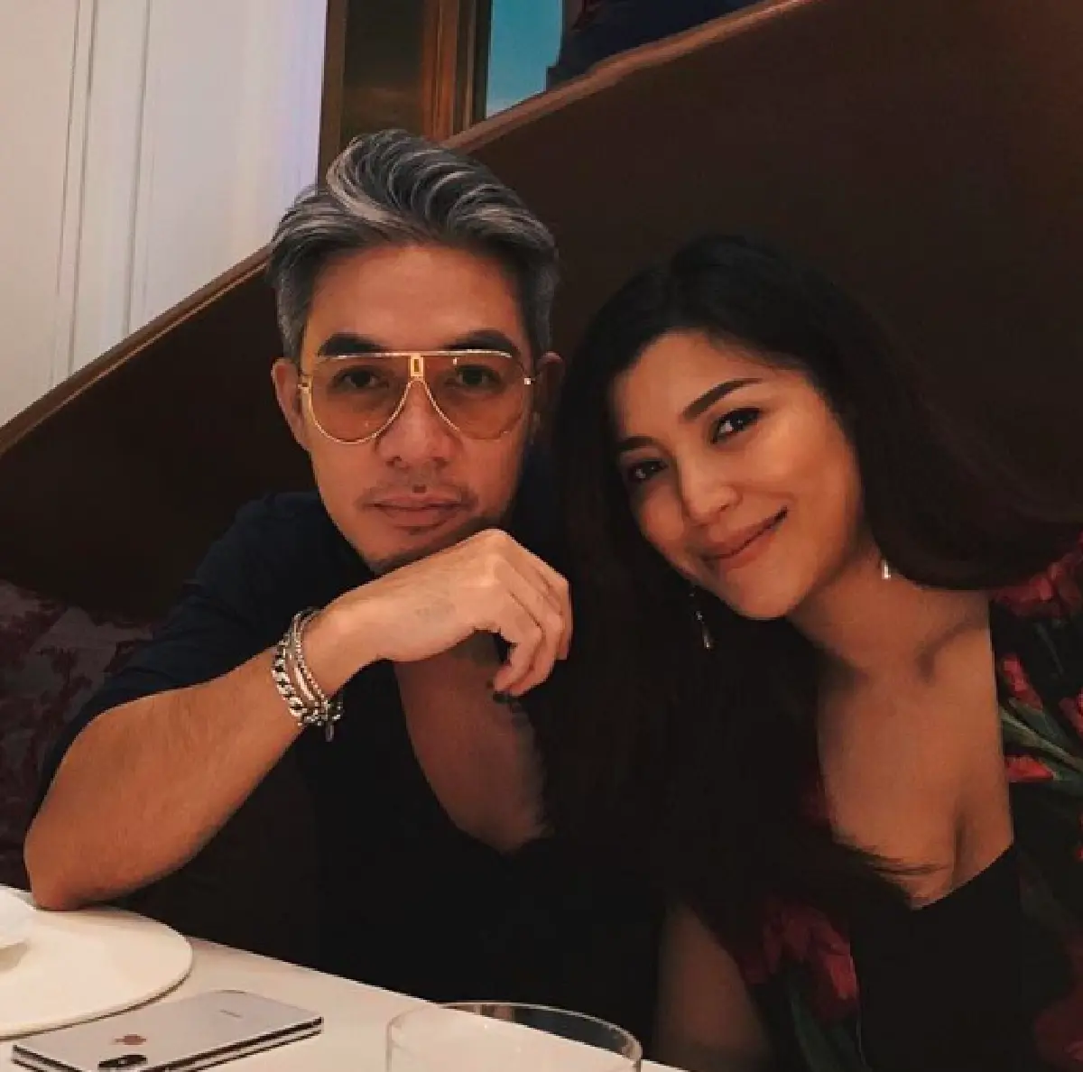 ยิ้มแก้มปริไปเลย! “ไฮโซเจมส์” มอบเงินสดหลายปึก รวม 1 ล้านบาทให้ “เอมมี่” ในวันเกิด