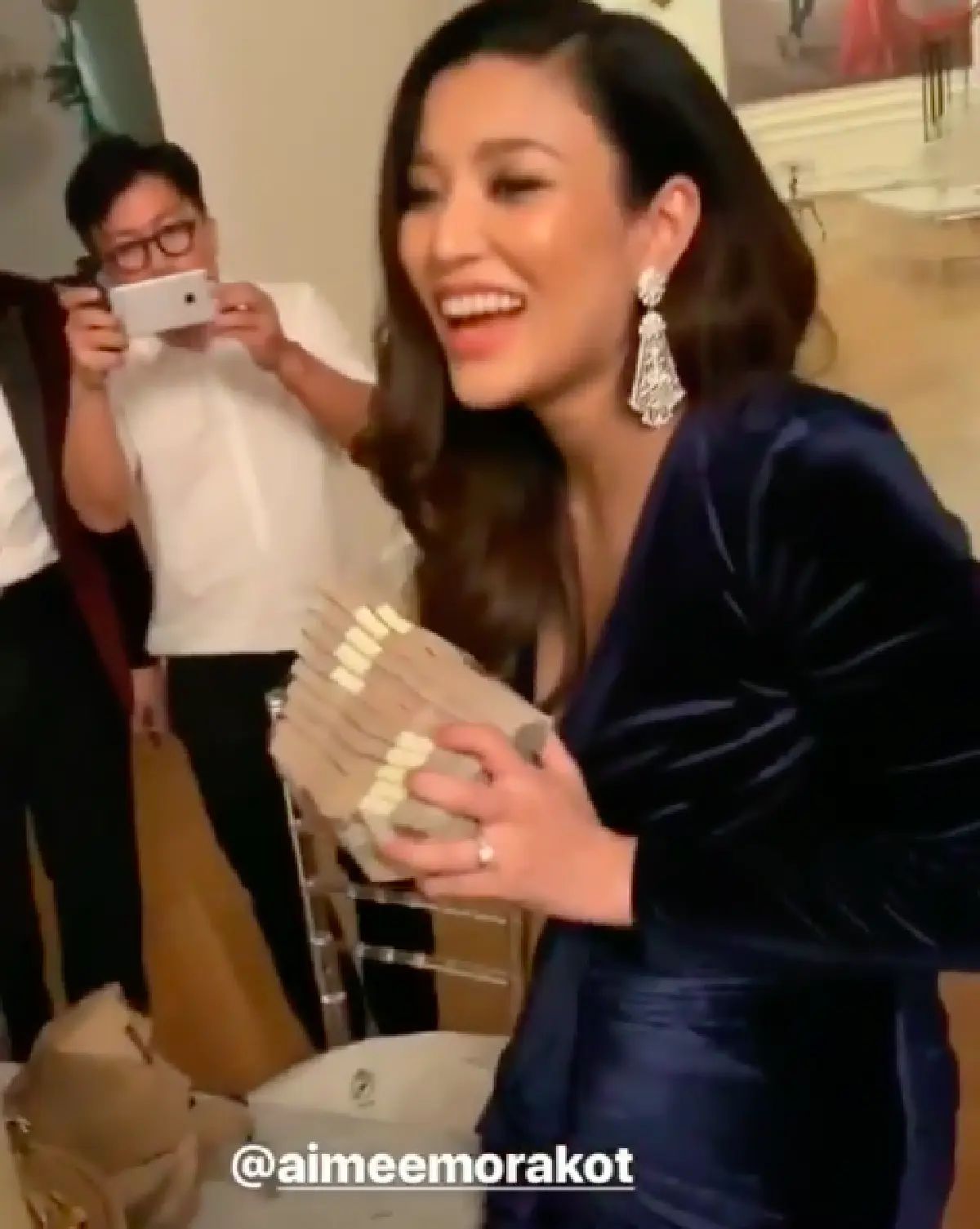 ยิ้มแก้มปริไปเลย! “ไฮโซเจมส์” มอบเงินสดหลายปึก รวม 1 ล้านบาทให้ “เอมมี่” ในวันเกิด