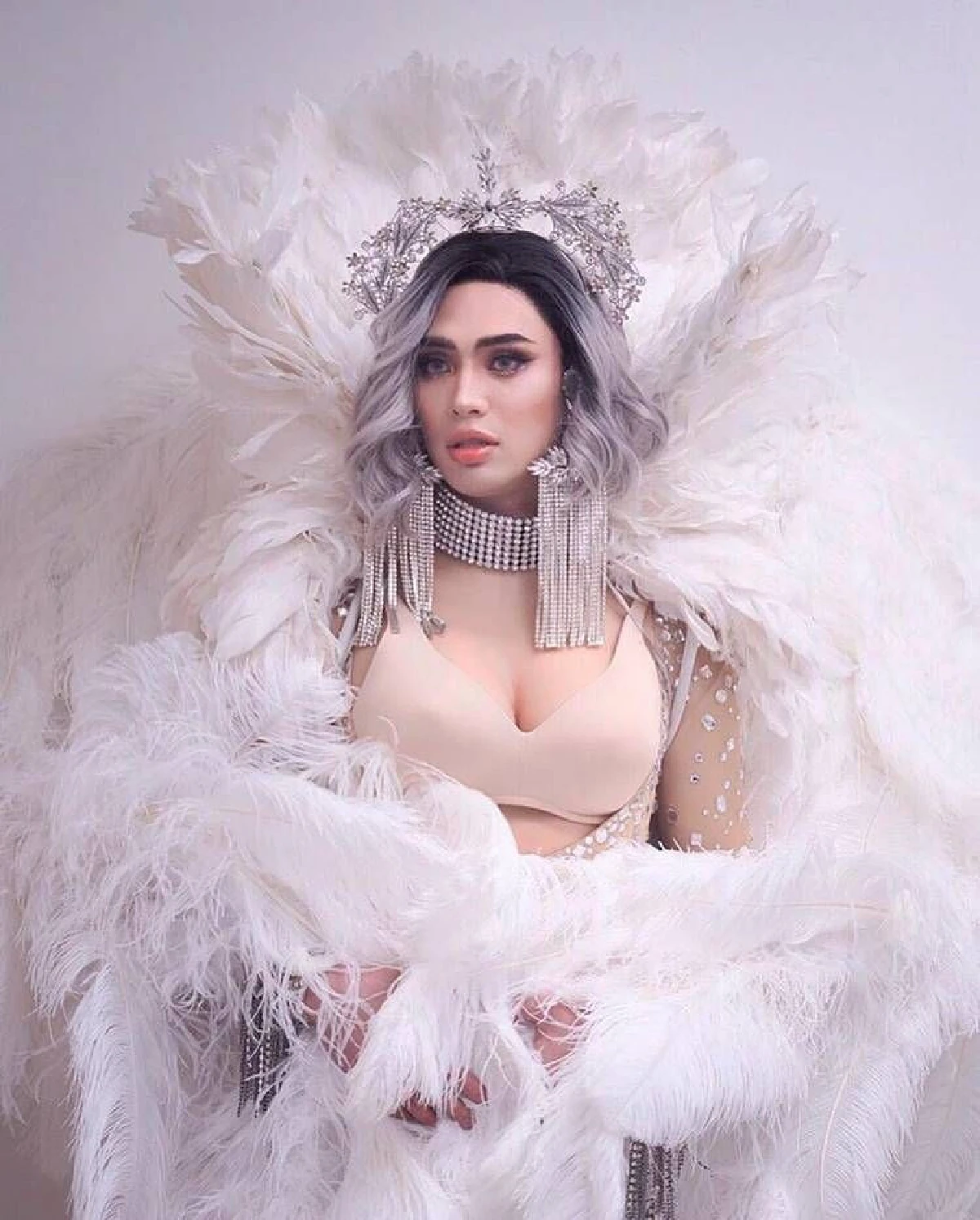 สวยสะพรึง!  “ดีเจมะตูม” แปลงโฉมแต่งหญิงเต็มตัว เดินแบบชุดชั้นในโชว์อกเบาๆ