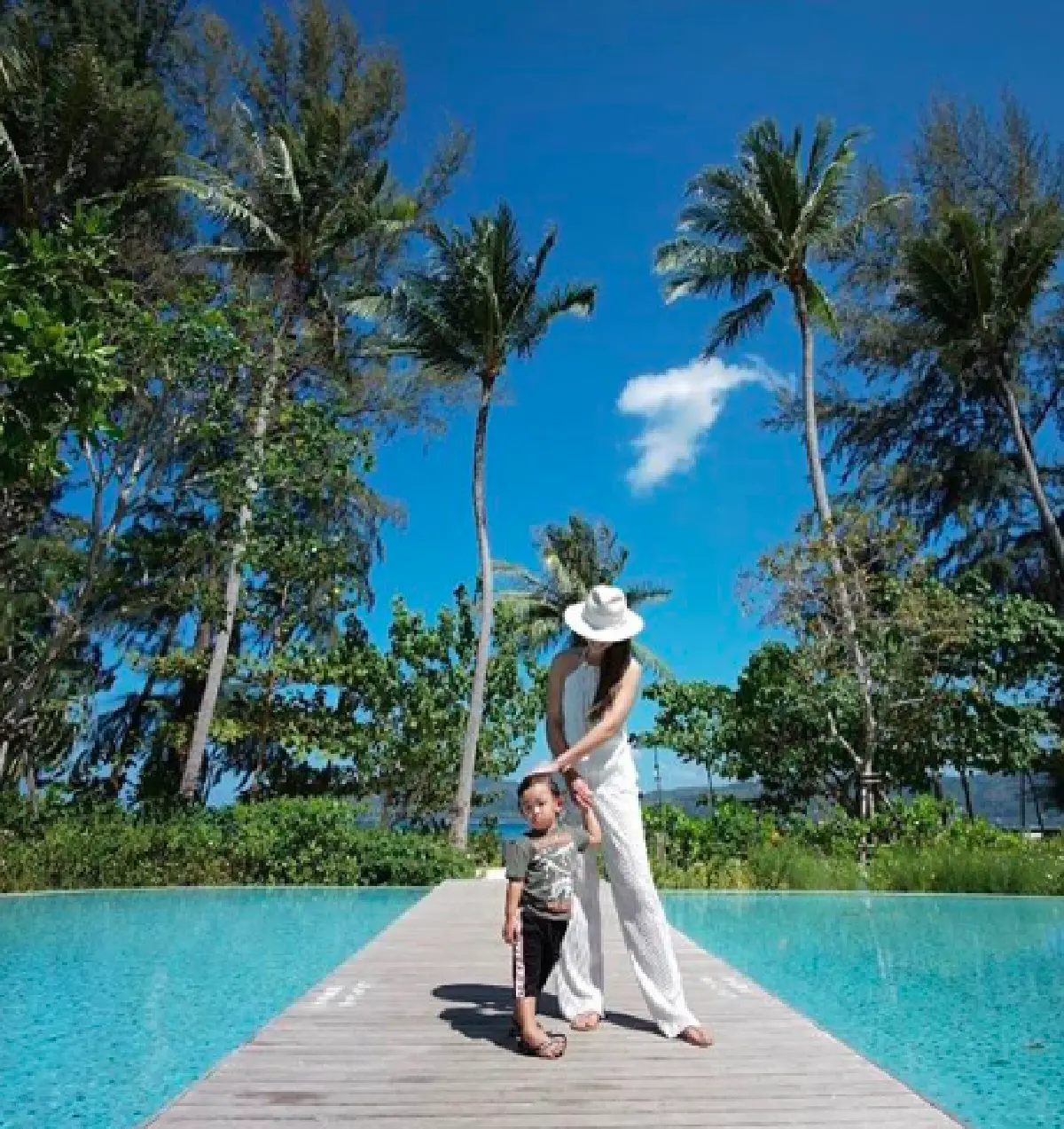 ทริปนี้คุณแม่ขอแซ่บ! "ชาย-วิกกี้" พา "น้องตฤณ" เที่ยวภูเก็ต โชว์หุ่นแซ่บ