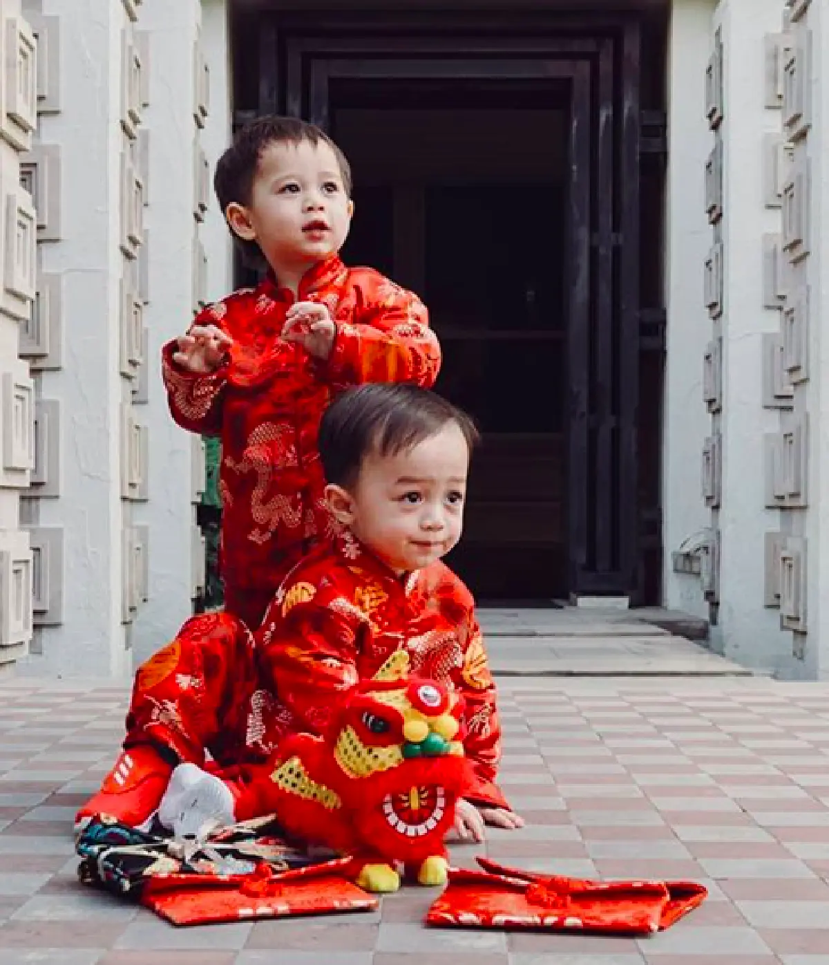 ส่องแฟชั่นซุปตาร์ฟันน้ำนม “น้องสายฟ้า-น้องพายุ” ต้อนรับวันตรุษจีน บอกเลยน่ารักทุกชุด