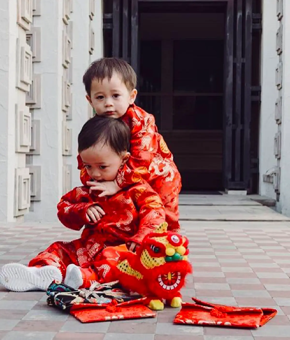 ส่องแฟชั่นซุปตาร์ฟันน้ำนม “น้องสายฟ้า-น้องพายุ” ต้อนรับวันตรุษจีน บอกเลยน่ารักทุกชุด