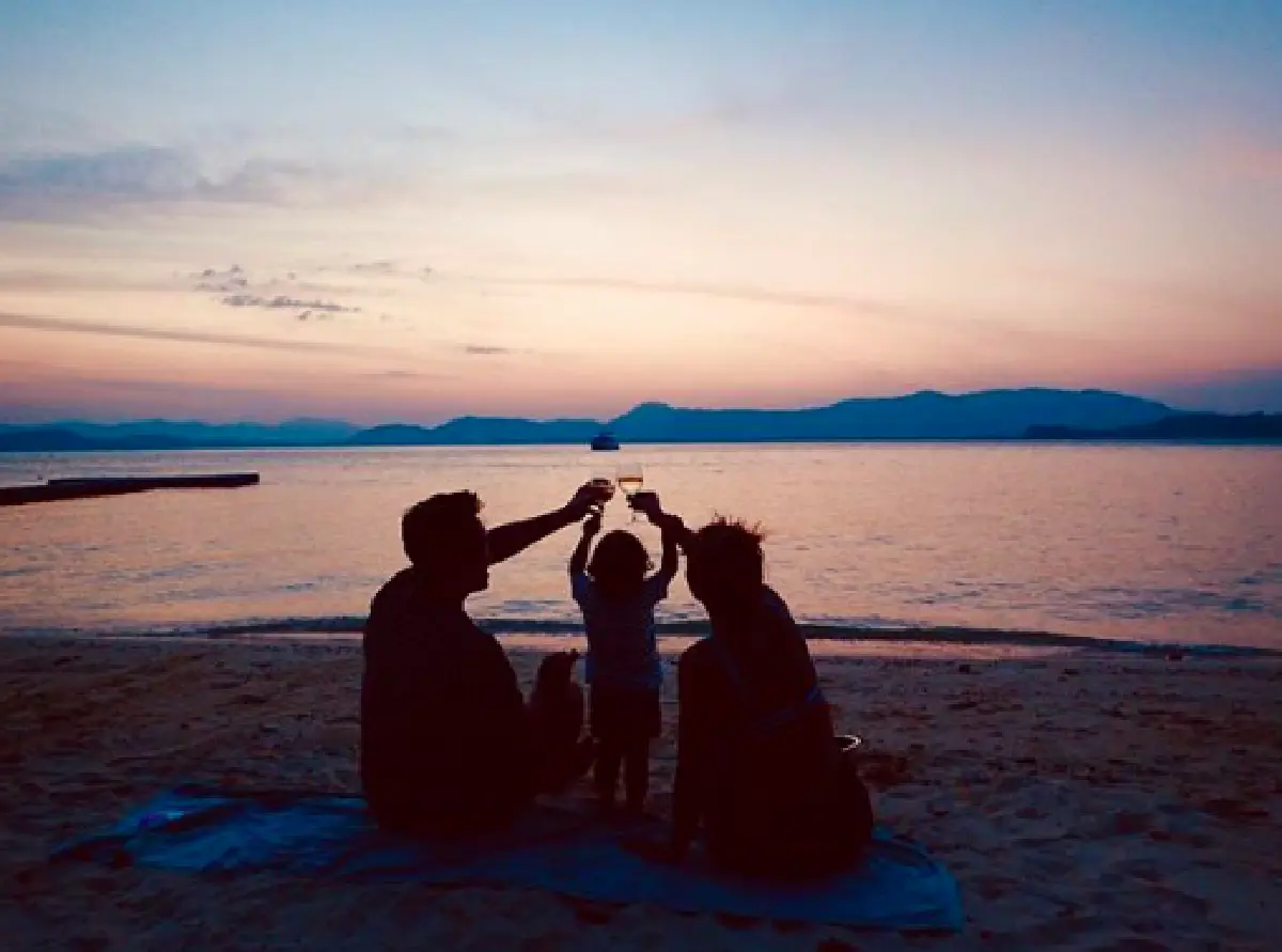 ทริปนี้คุณแม่ขอแซ่บ! "ชาย-วิกกี้" พา "น้องตฤณ" เที่ยวภูเก็ต โชว์หุ่นแซ่บ