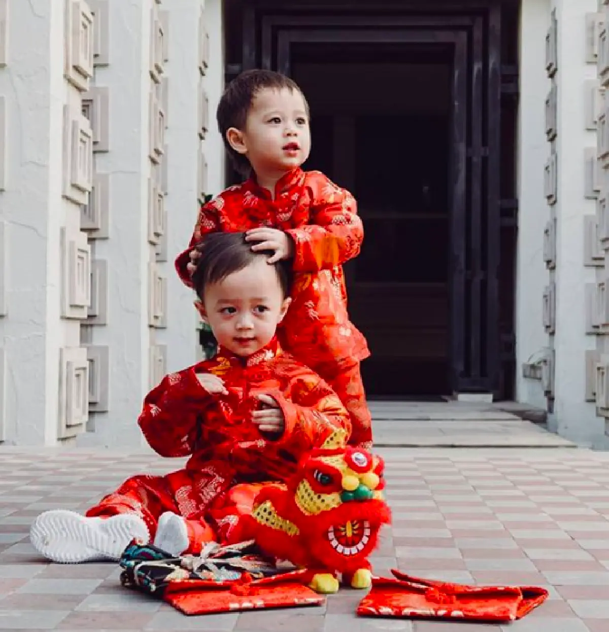 ส่องแฟชั่นซุปตาร์ฟันน้ำนม “น้องสายฟ้า-น้องพายุ” ต้อนรับวันตรุษจีน บอกเลยน่ารักทุกชุด