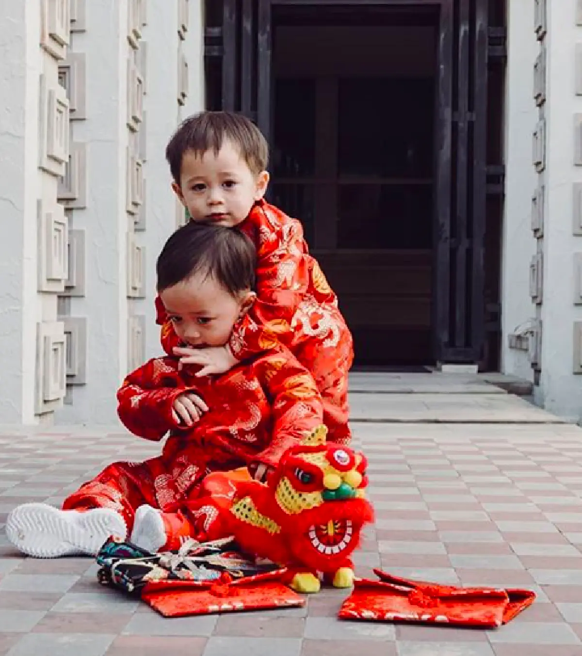 ส่องแฟชั่นซุปตาร์ฟันน้ำนม “น้องสายฟ้า-น้องพายุ” ต้อนรับวันตรุษจีน บอกเลยน่ารักทุกชุด