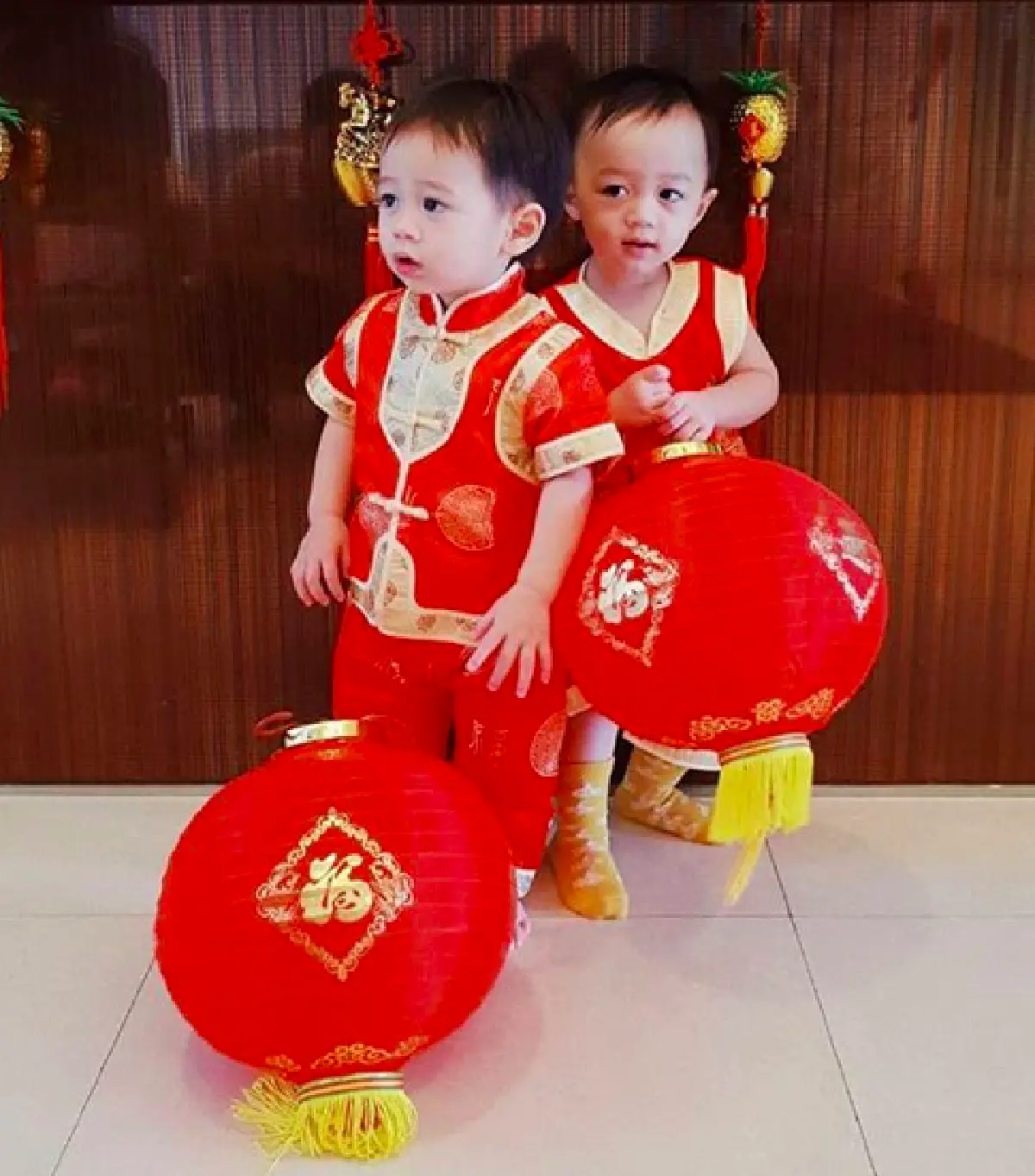 ส่องแฟชั่นซุปตาร์ฟันน้ำนม “น้องสายฟ้า-น้องพายุ” ต้อนรับวันตรุษจีน บอกเลยน่ารักทุกชุด