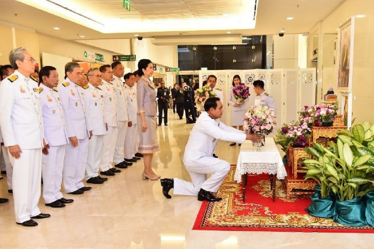 นายกฯนำ ครม.ถวายพระพร "พระองค์โสมฯ" ที่ ร.พ.จุฬาฯ นายกฯนำ ครม.ถวายพระพร "พระองค์โสมฯ" ที่ ร.พ.จุฬาฯ