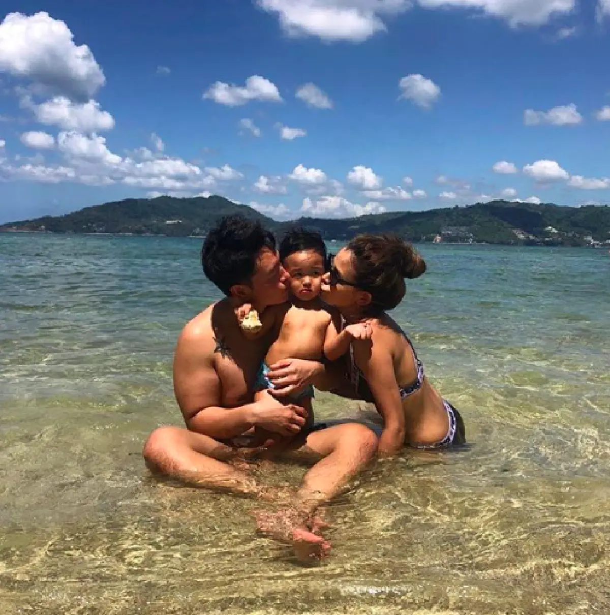 ทริปนี้คุณแม่ขอแซ่บ! "ชาย-วิกกี้" พา "น้องตฤณ" เที่ยวภูเก็ต โชว์หุ่นแซ่บ