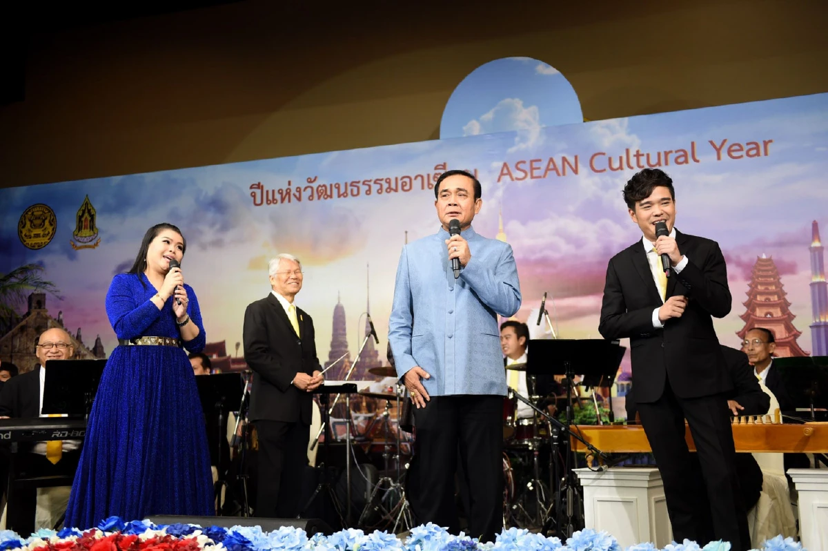 "บิ๊กตู่" อารมณ์ดี "ครวญเพลงยิ่งรู้จักยิ่งรักเธอ-ตีระนาดธรณีกรรแสง"