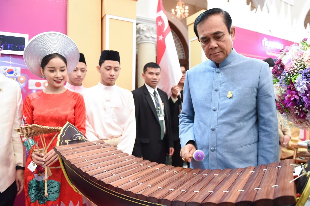 "บิ๊กตู่" อารมณ์ดี "ครวญเพลงยิ่งรู้จักยิ่งรักเธอ-ตีระนาดธรณีกรรแสง"