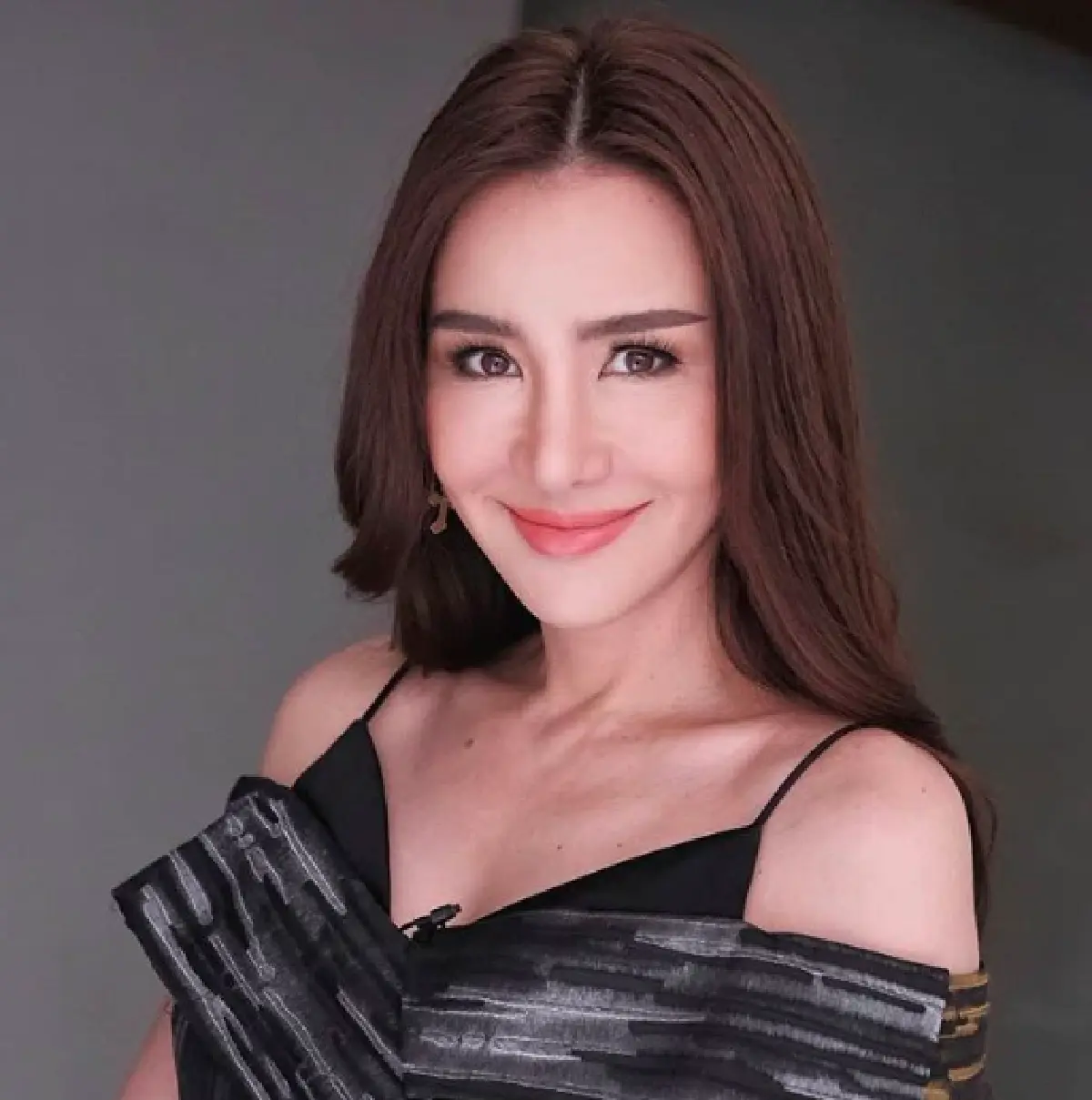 นึกว่าพี่น้อง!! “นิโคล” โพสต์ภาพขณะอยู่ในอ้อมอกลูกชาย "น้องทิกเกอร์” อบอุ่นมากๆ