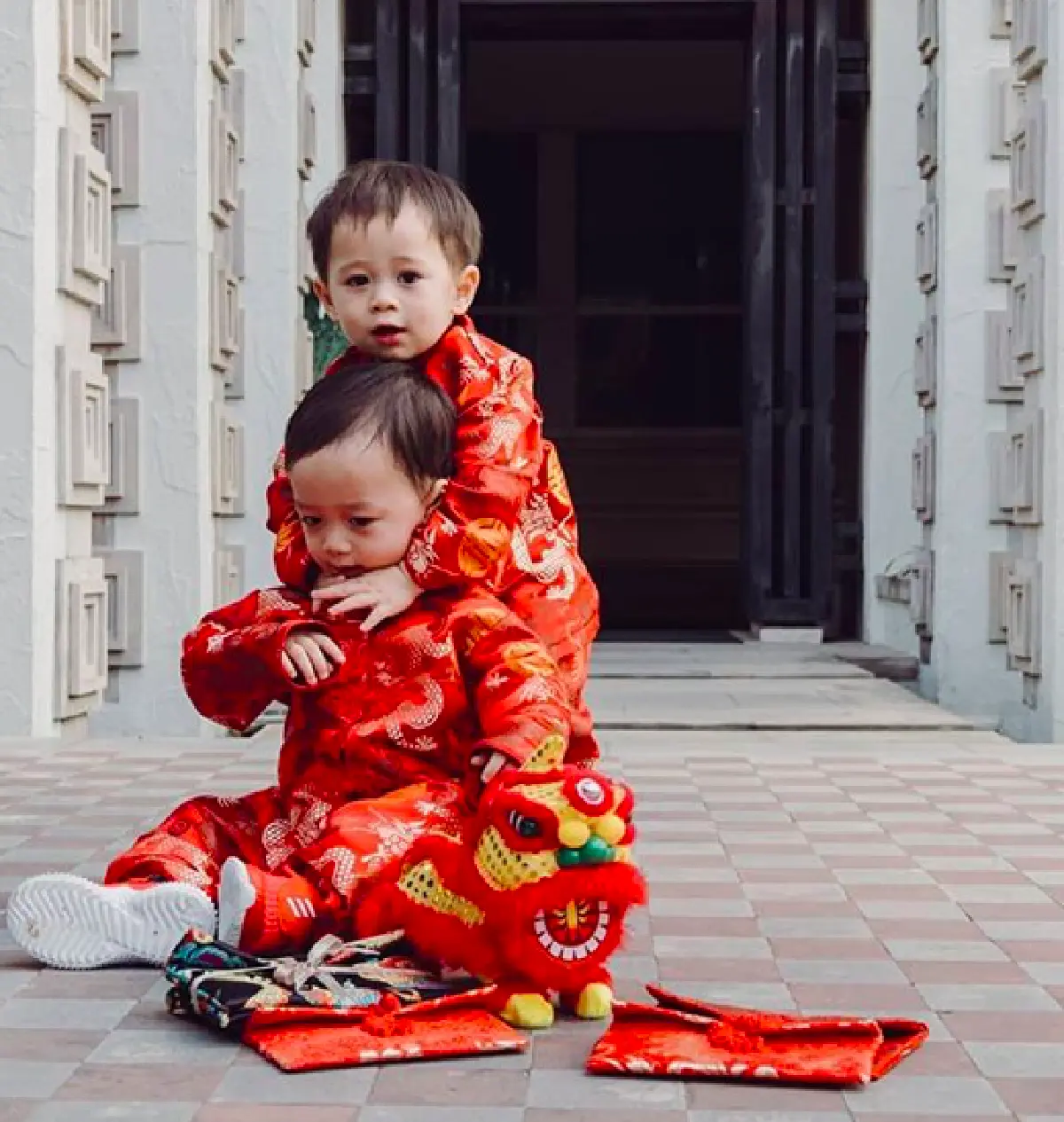 ส่องแฟชั่นซุปตาร์ฟันน้ำนม “น้องสายฟ้า-น้องพายุ” ต้อนรับวันตรุษจีน บอกเลยน่ารักทุกชุด