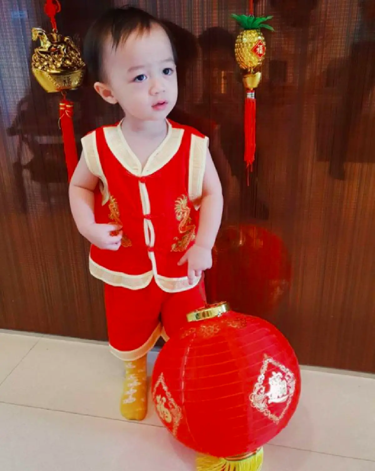 ส่องแฟชั่นซุปตาร์ฟันน้ำนม “น้องสายฟ้า-น้องพายุ” ต้อนรับวันตรุษจีน บอกเลยน่ารักทุกชุด