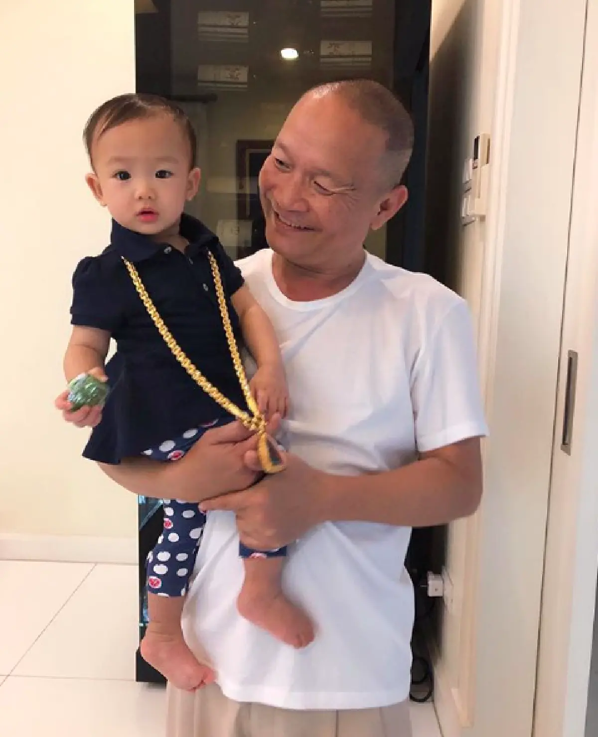 “ตาหม่ำ” มอบสร้อยคอทองคำเส้นโตให้หลานสาว “น้องนาฬิกา” ต้อนรับเทศกาลตรุษจีน