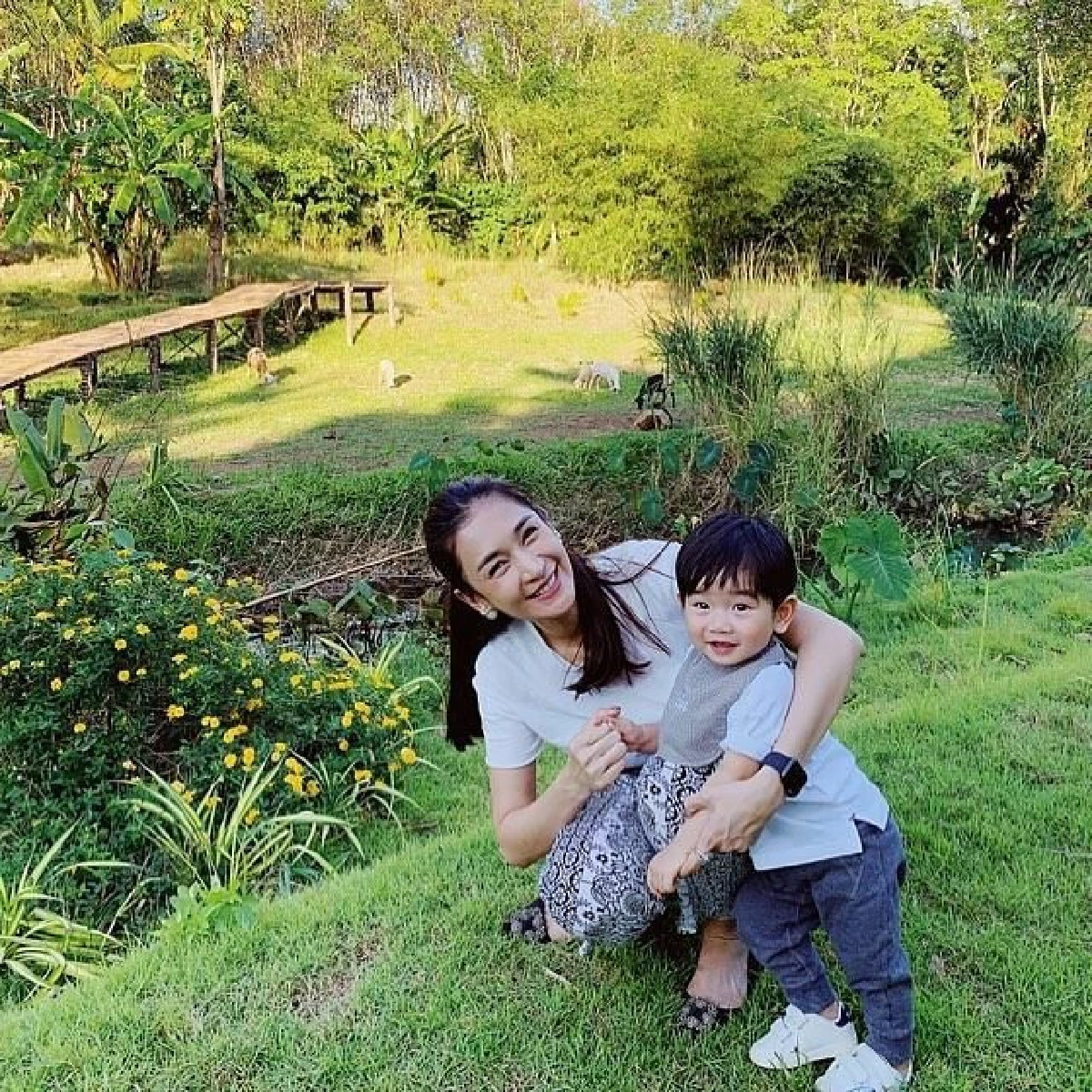 เนย โชติกา พาลูกชายเที่ยวบ้านสวนคุณยาย ใช้ชีวิตใกล้ชิดธรรมชาติ
