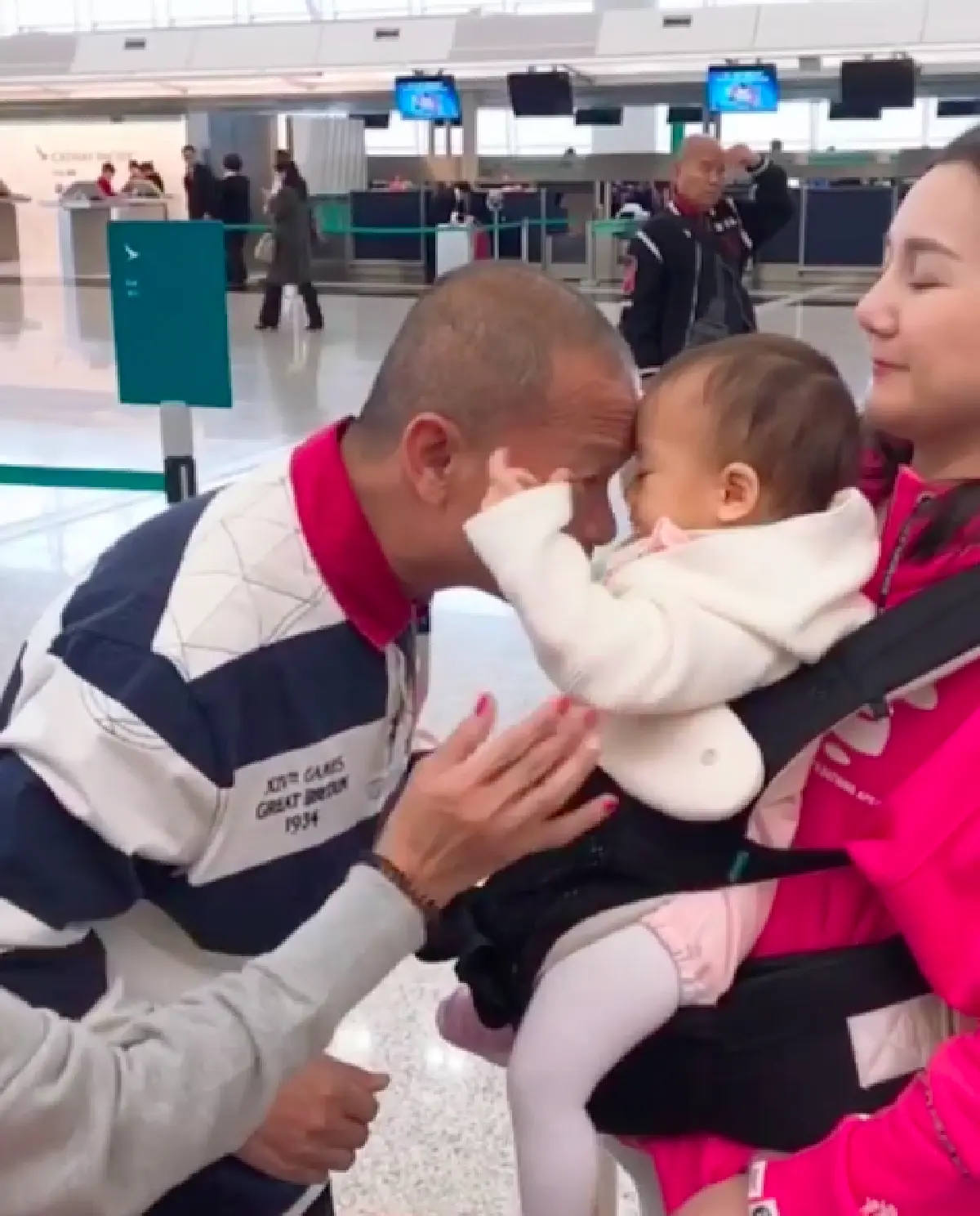 “ตาหม่ำ” มอบสร้อยคอทองคำเส้นโตให้หลานสาว “น้องนาฬิกา” ต้อนรับเทศกาลตรุษจีน