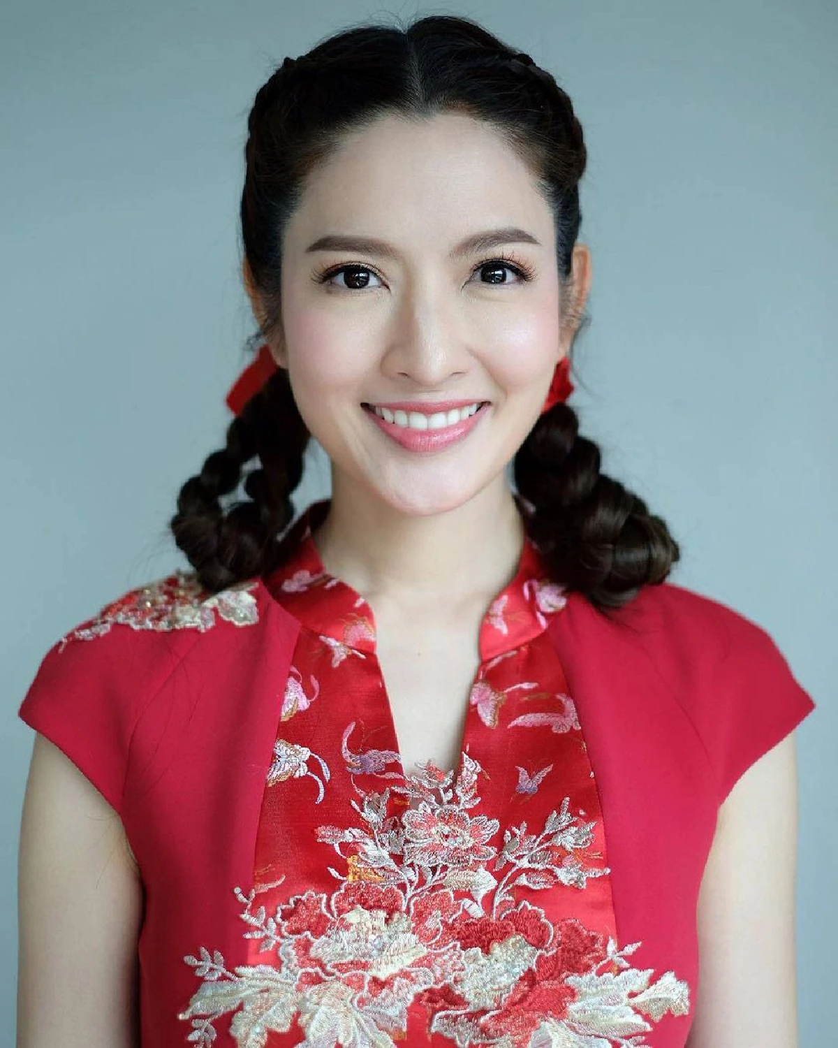 ลุคนี้สวยหน้าเด็กมาก! แอฟ ทักษอร ในลุคอาหมวยสวมชุดกี่เพ้ารับตรุษจีน