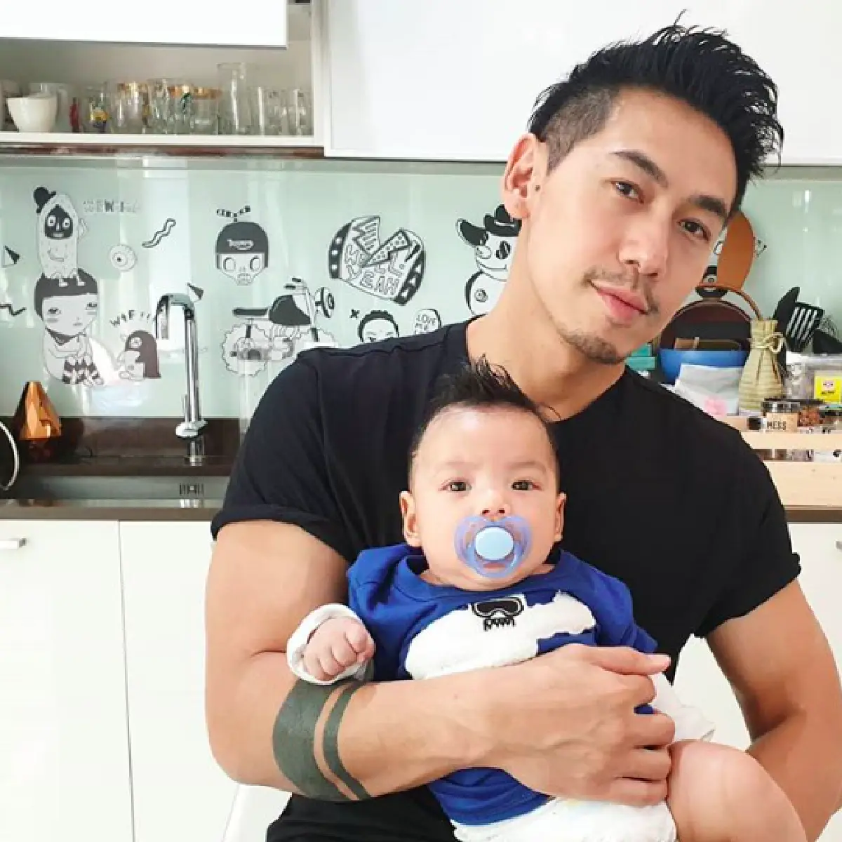 ขอชิมบ้าง “เพชรจ้า” สงสัยทำไมลูกชาย “น้องไทก้า” ถึงกินนมแม่เก่ง เลยขอพิสูจน์ให้รู้