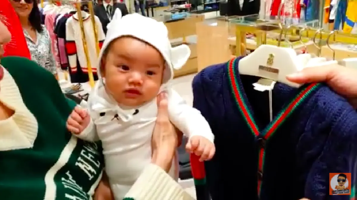 "พ่อเพชรจ้า-แม่นิวเคลียร์" ถึงกับตกใจ “อากง” ซื้อเสื้อให้ “น้องไทก้า” ตัวละ 10,000 กว่าบาท