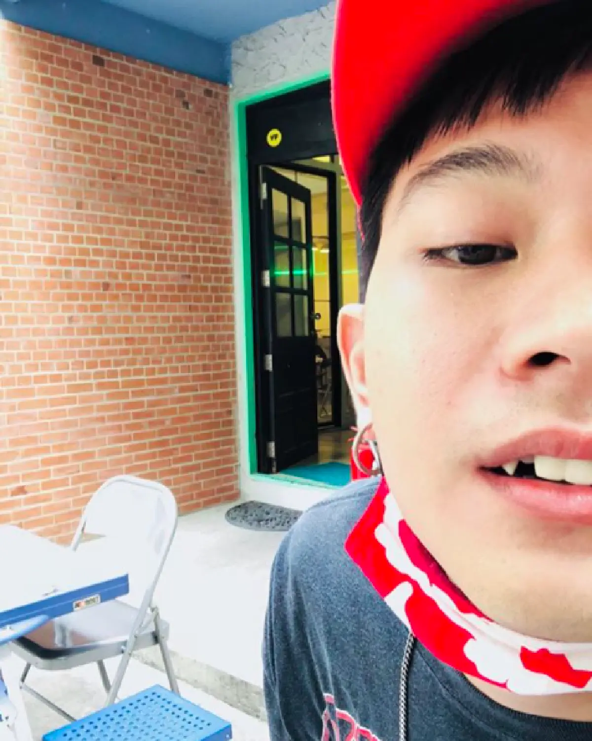 ฉีกทุกกฏแฟชั่น! “โทนี่” ทั้งมีเขี้ยว ทั้งสีผมใหม่ แต่ความหล่อยังคงเดิม