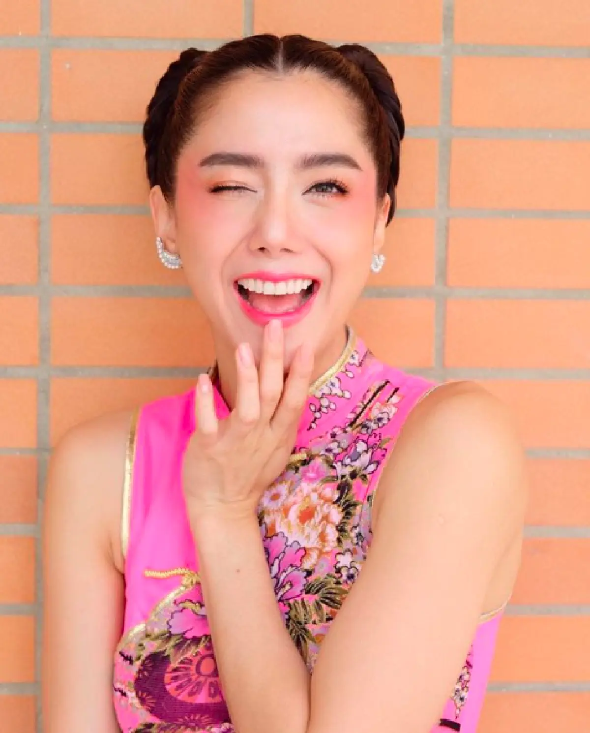 ส่องภาพเหล่าสาวๆ คนบันเทิงใส่ชุดจีน ใส่กี่เพ้าสวยๆ เป๊ะปังต้อนรับปีหมูทอง