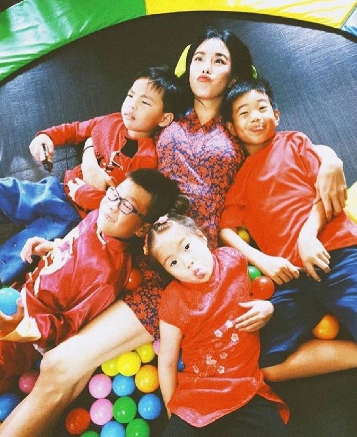 ส่องภาพเหล่าสาวๆ คนบันเทิงใส่ชุดจีน ใส่กี่เพ้าสวยๆ เป๊ะปังต้อนรับปีหมูทอง