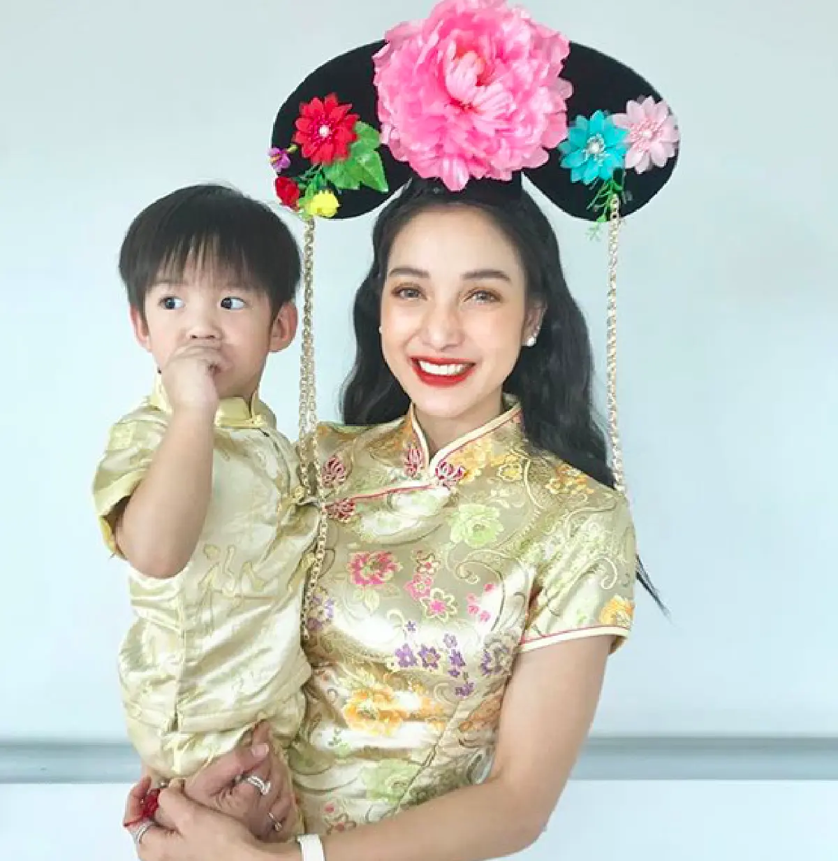 ส่องภาพเหล่าสาวๆ คนบันเทิงใส่ชุดจีน ใส่กี่เพ้าสวยๆ เป๊ะปังต้อนรับปีหมูทอง